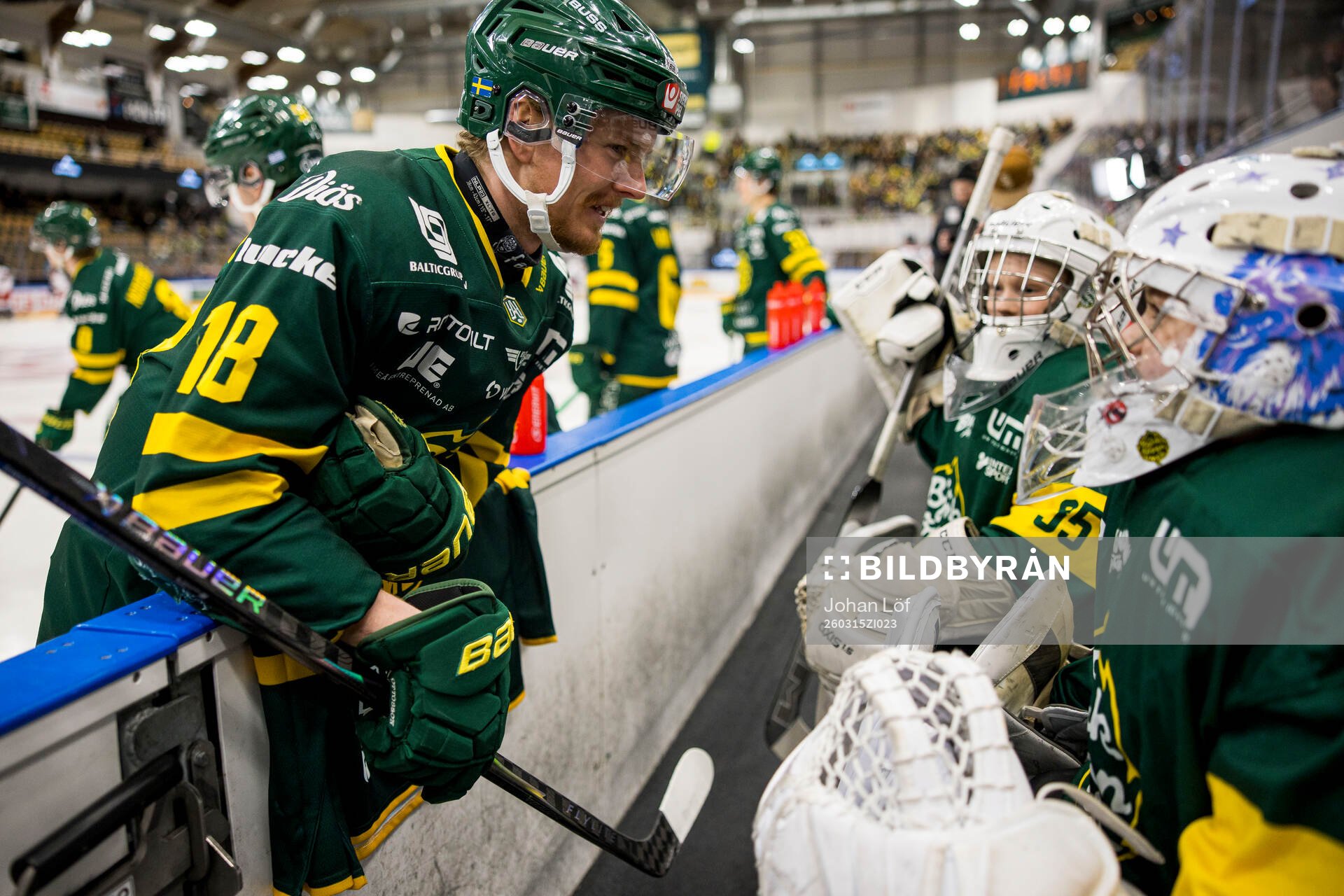 Björklövens Axel Ottosson pratar med juniorer