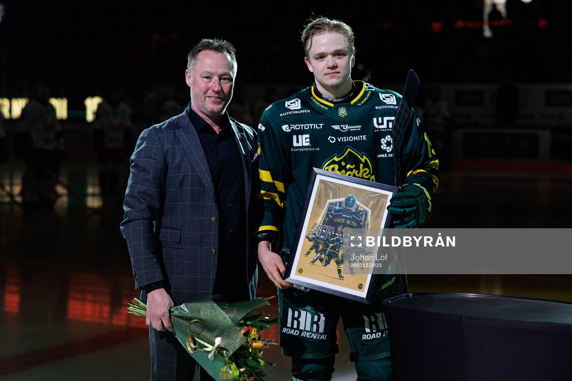 Björklövens Liam Dower Nilsson tar emot pris för årets