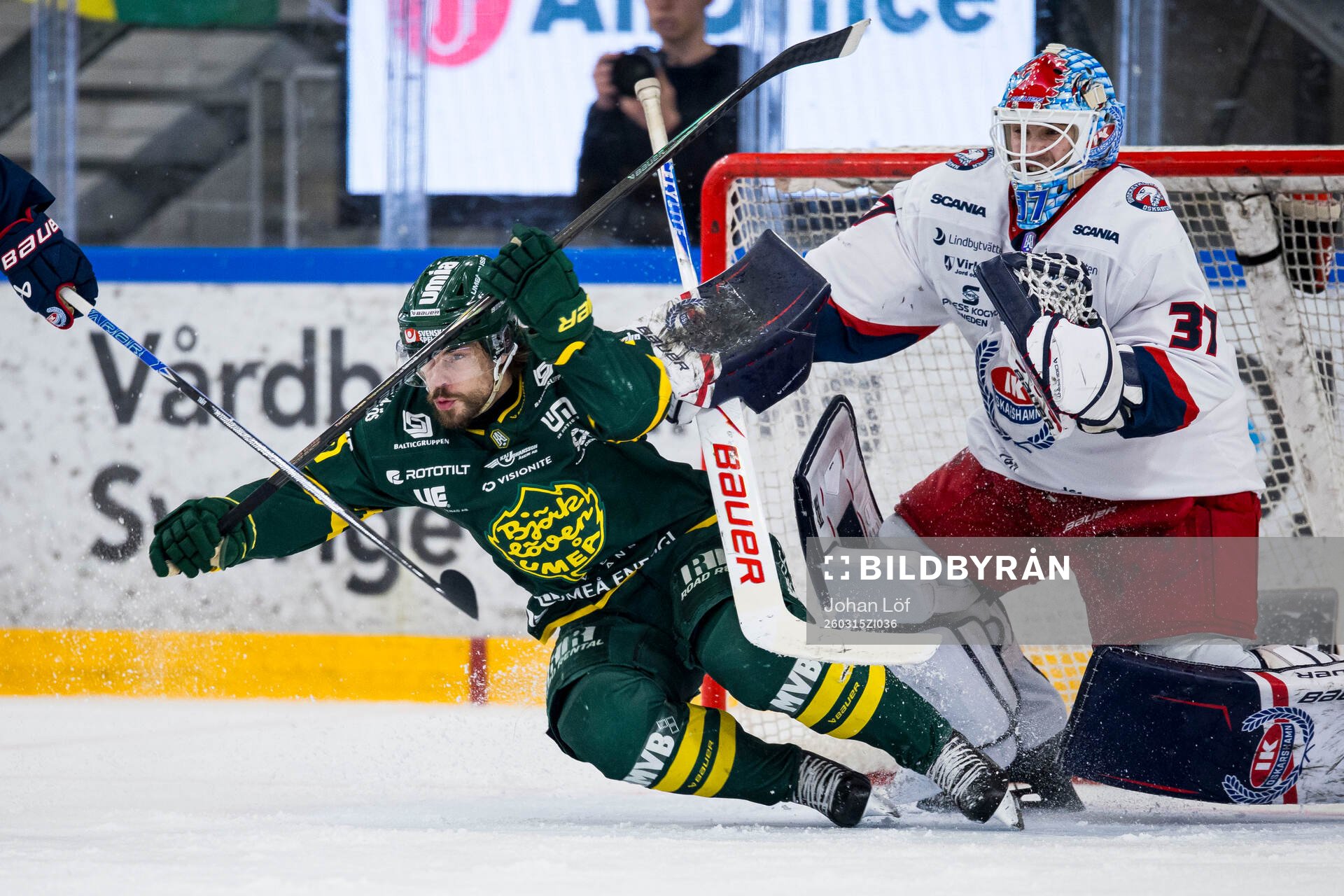 Björklövens Gustav Possler och Oskarshamns målvakt Emil