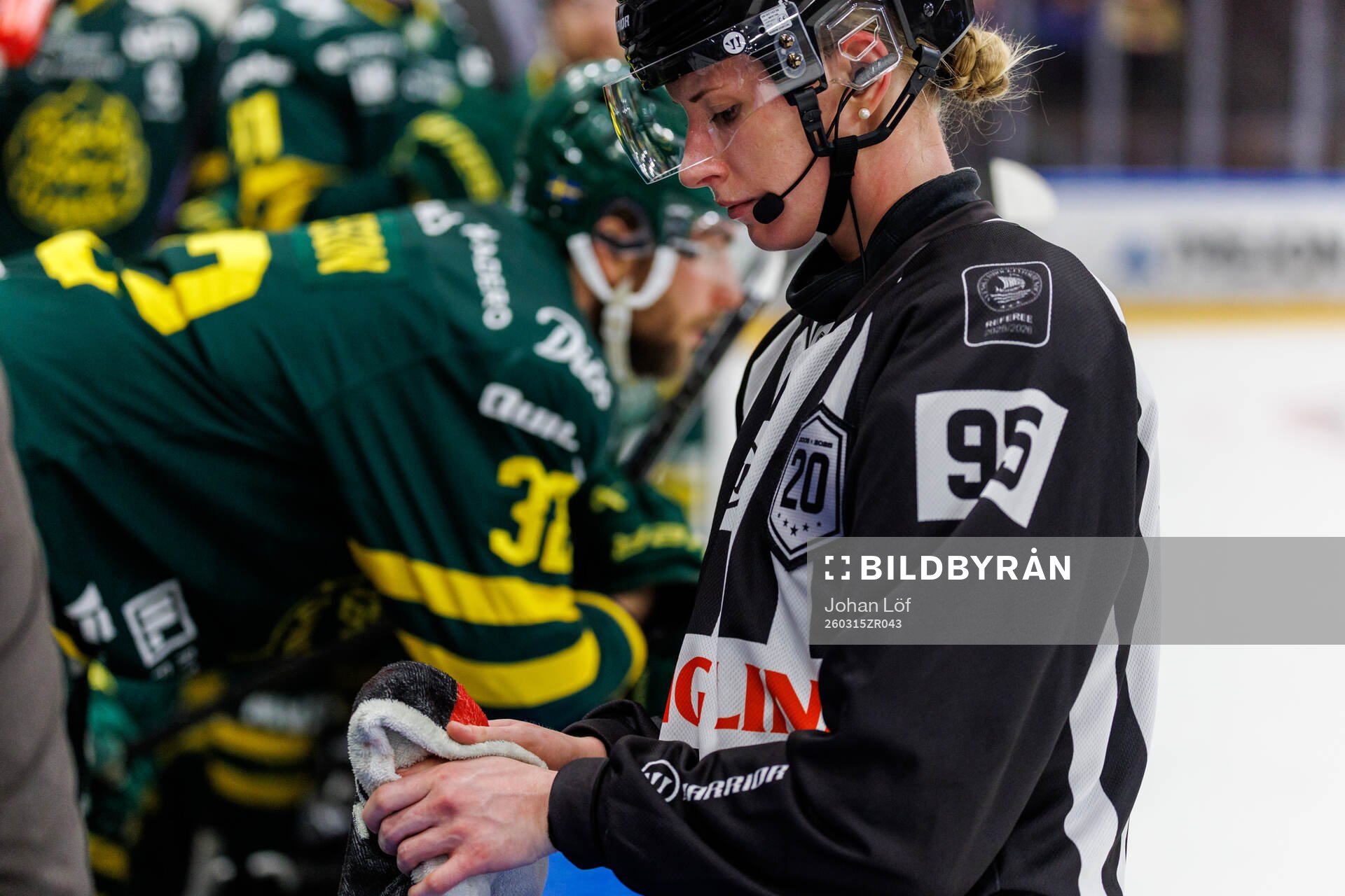 Linjedomare Anna Hansson torkar bort blod