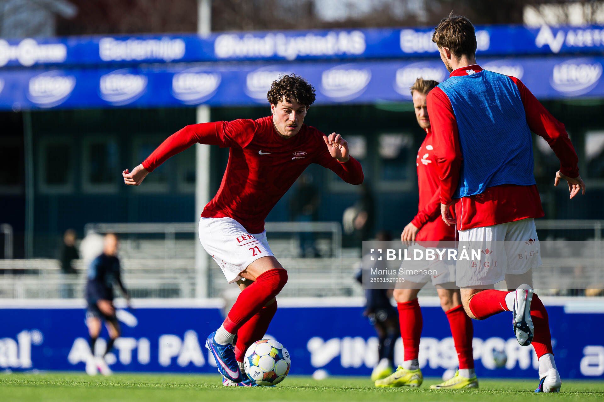 Denzel De Roeve of Brann warms up