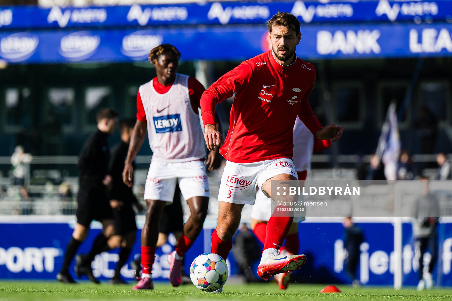 Fredrik Pallesen Knudsen of Brann warms up