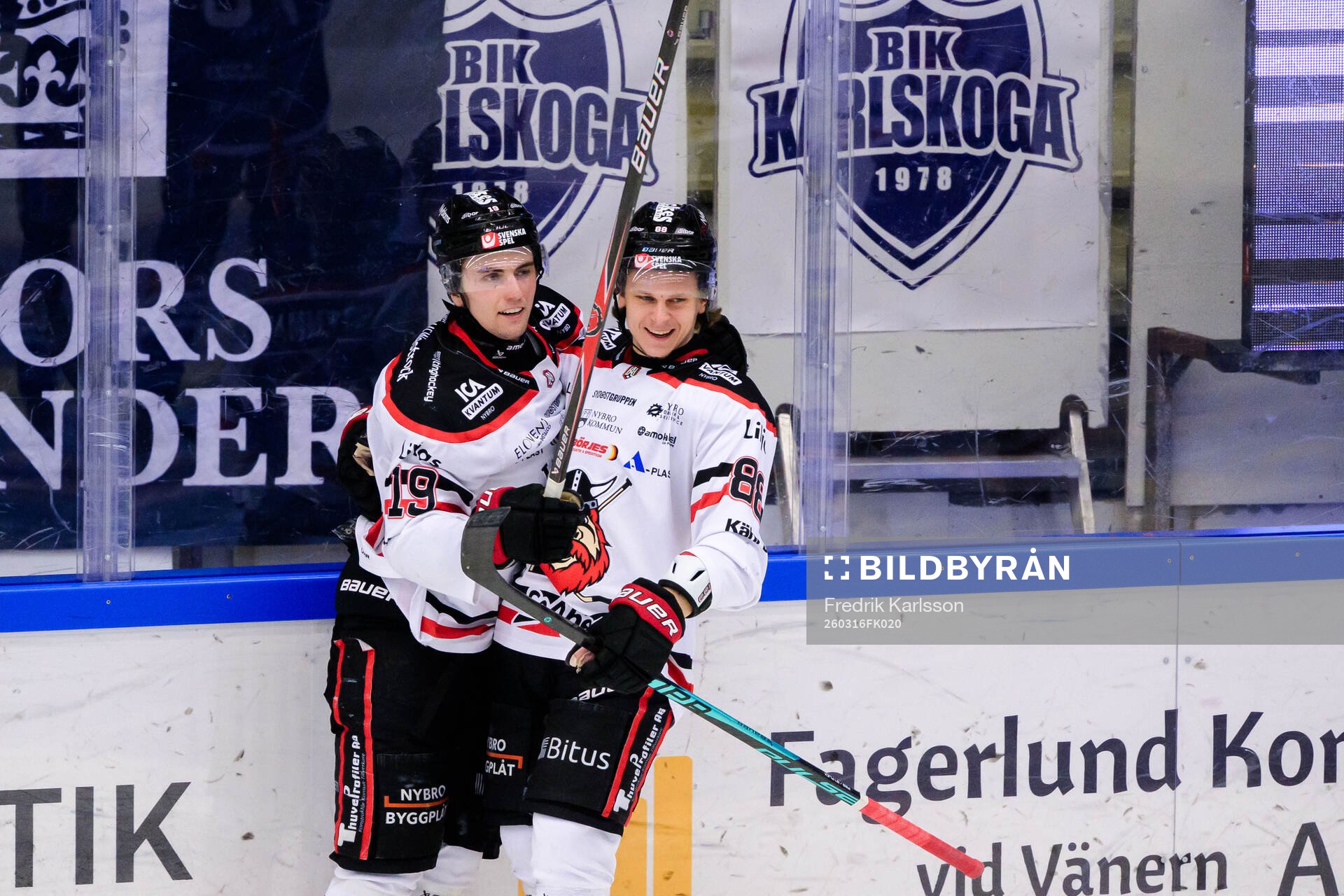 Nybro Vikings Elias Stenman och Tim Lindfors jublar