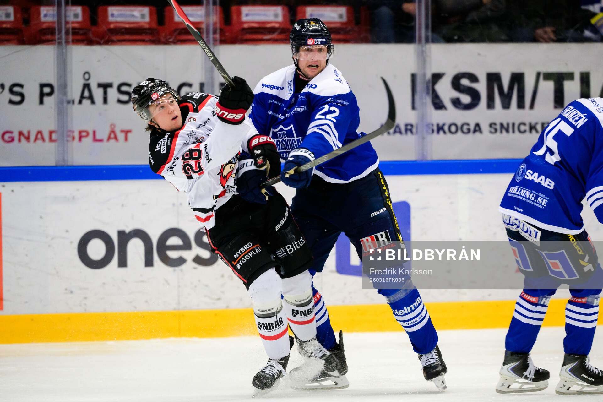 Nybro Vikings Theo Jacobsson och Karlskogas Viktor Lang