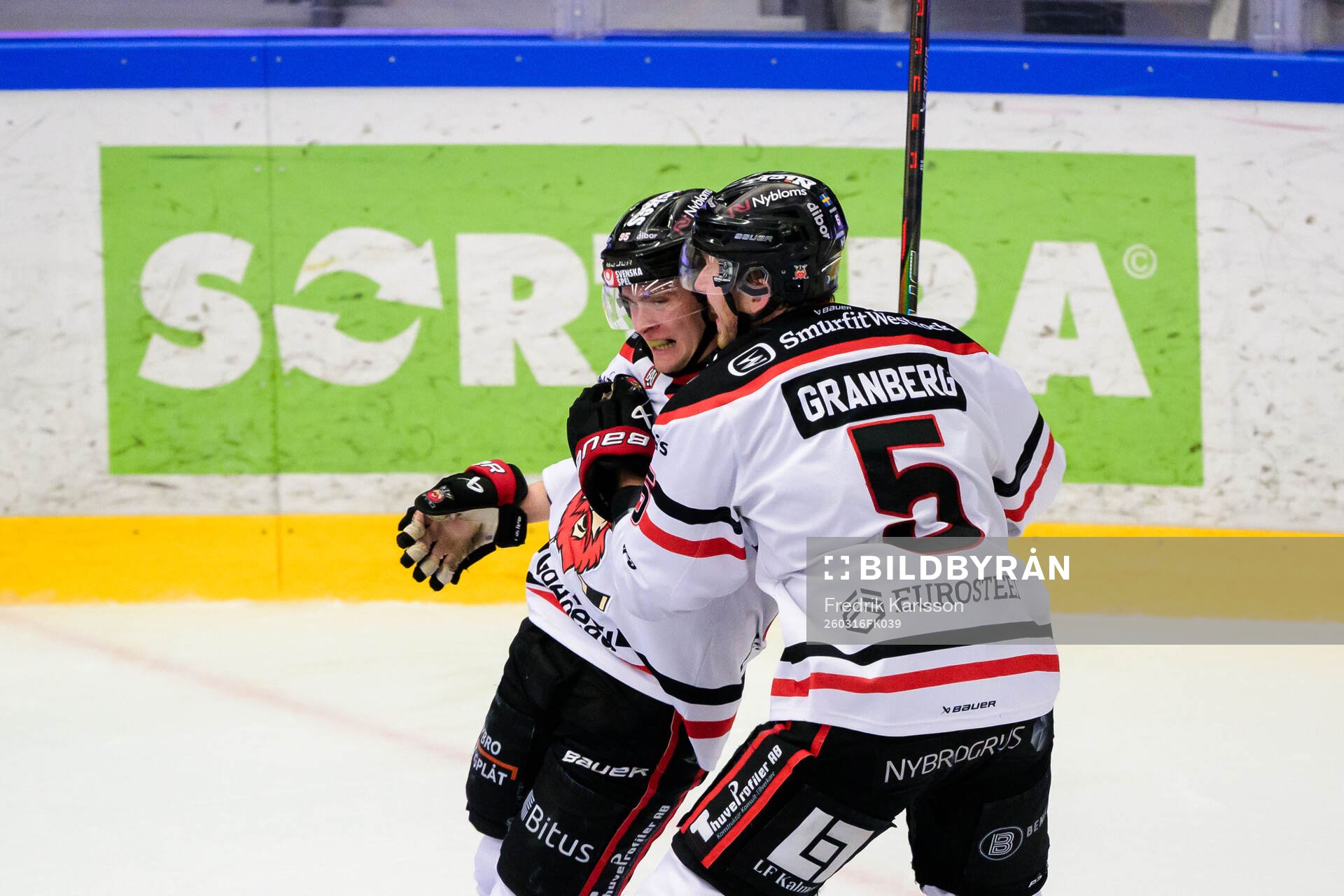 Nybro Vikings Gabriel Säll och Fredrik Granberg jublar