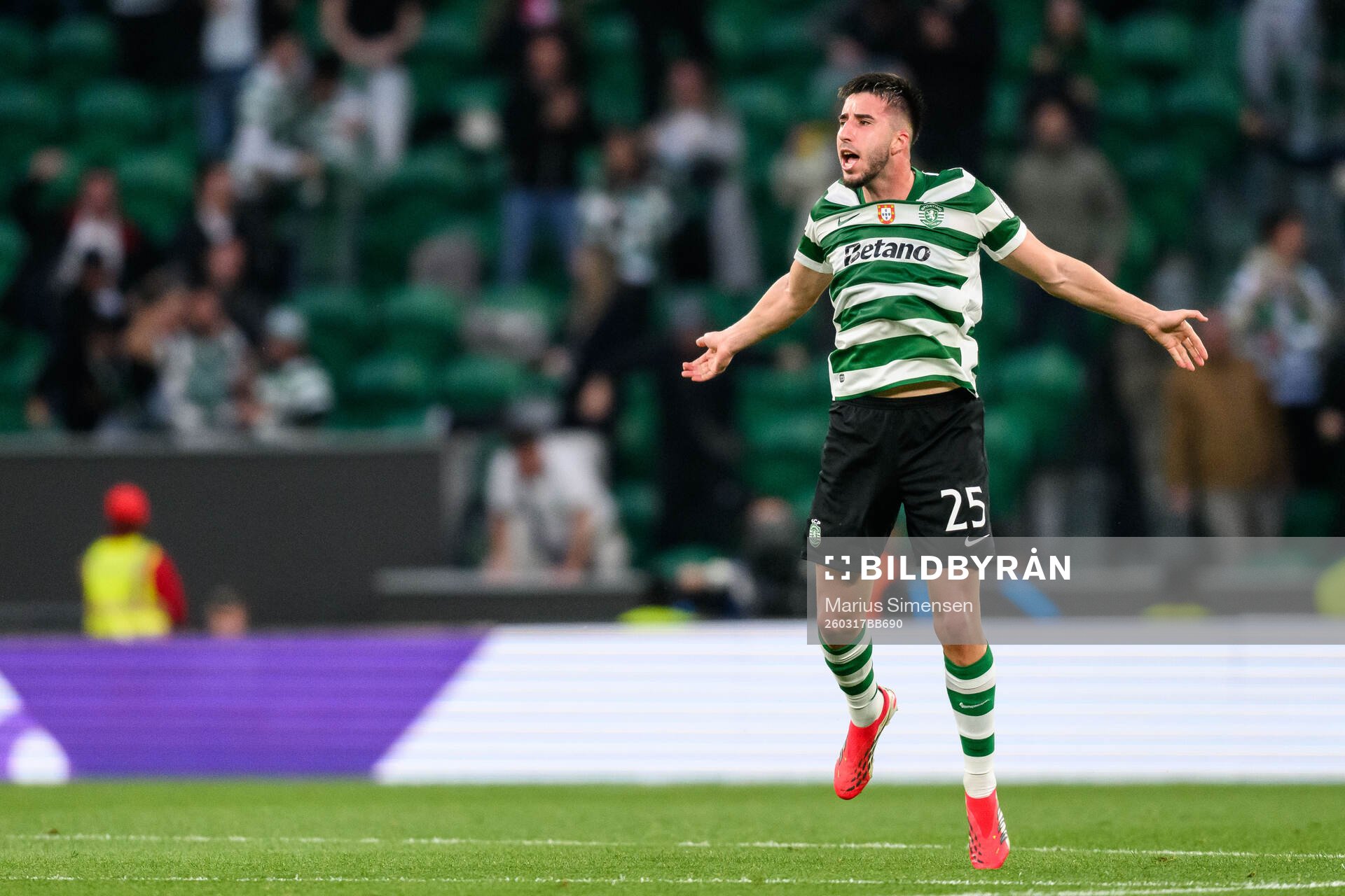 Gonçalo Inácio of Sporting celebrates