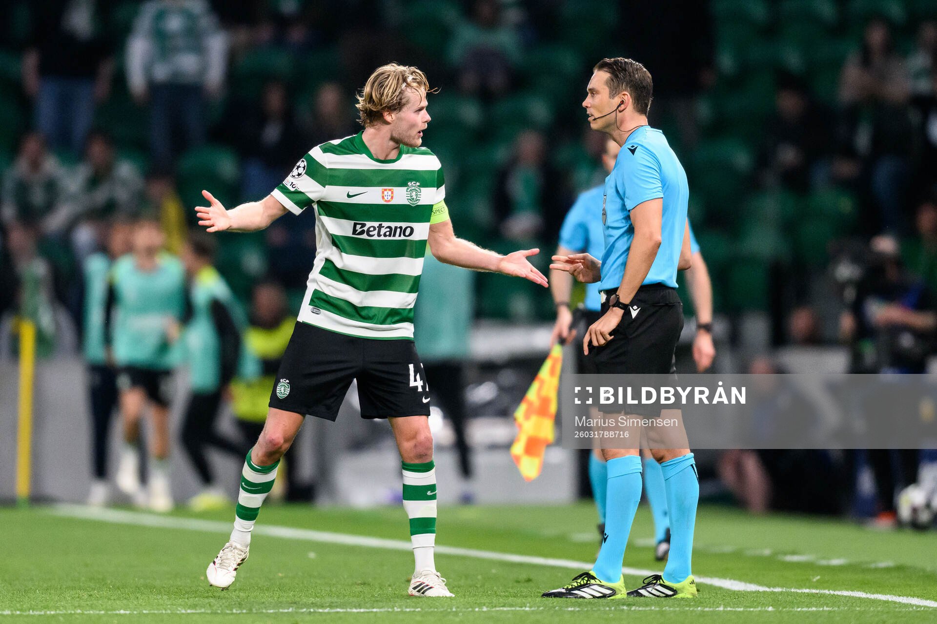 Morten Hjulmand of Sporting and Sandro Schärer, referee