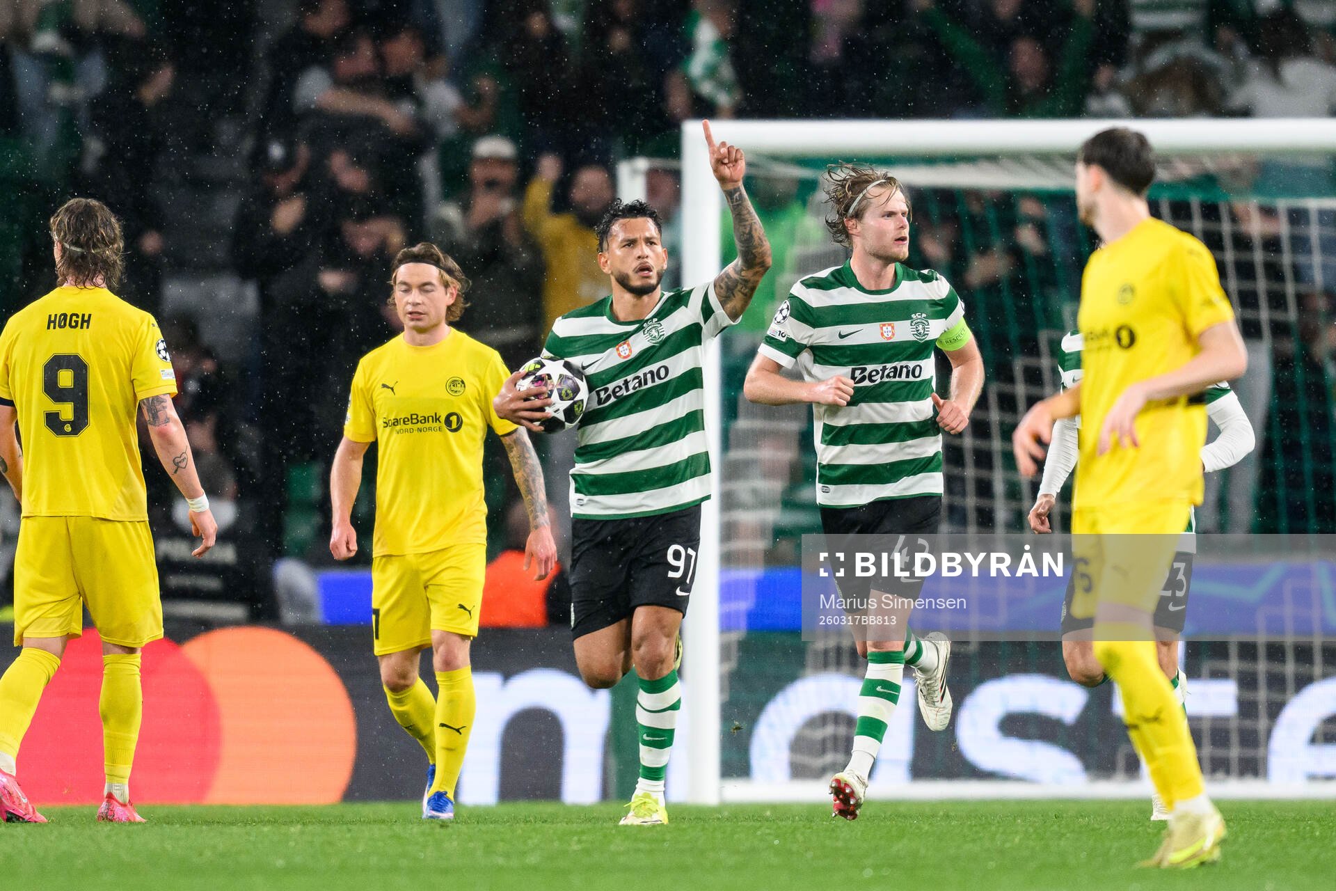 Luis Suárez of Sporting celebrates