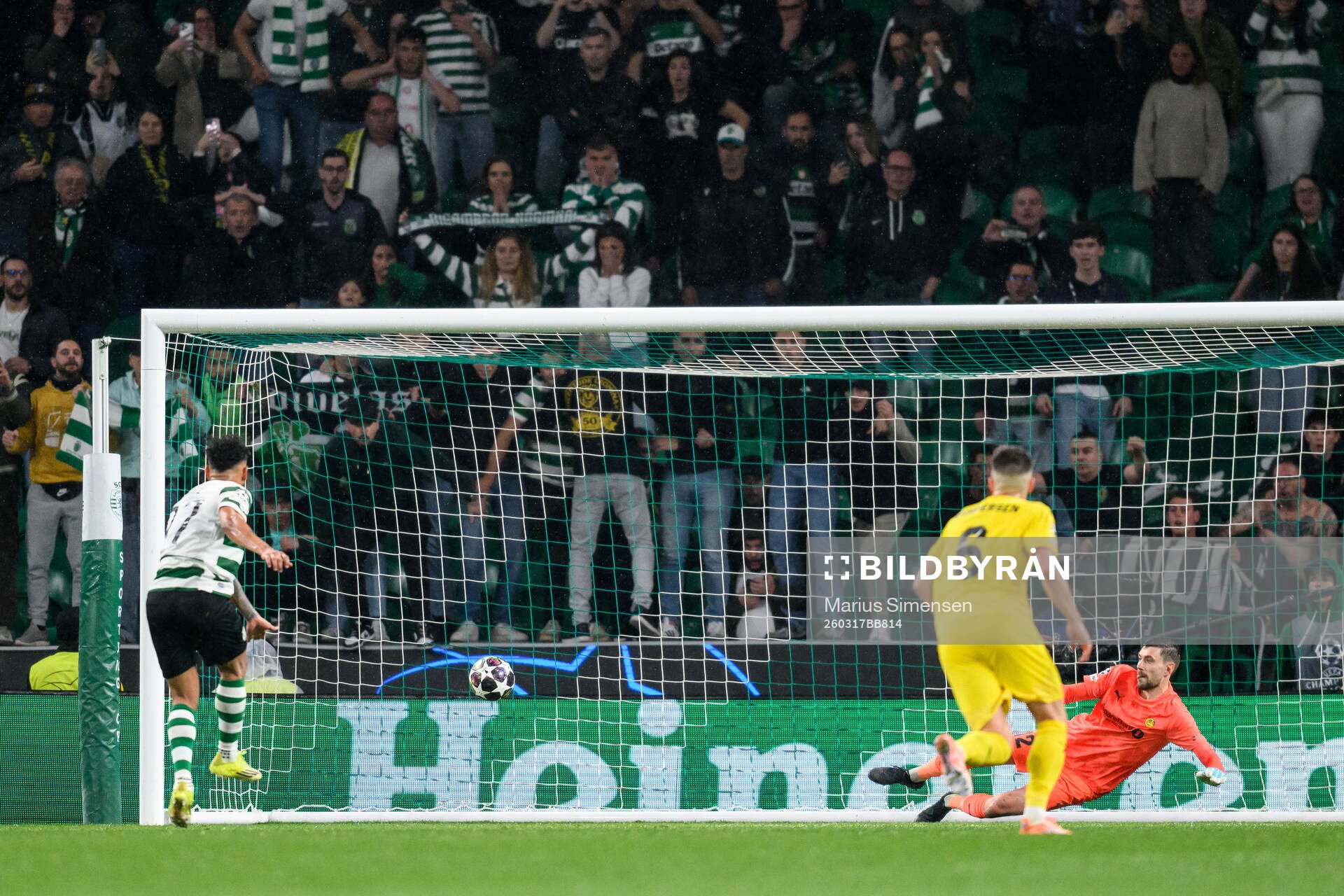 Luis Suárez of Sporting scores the 3-0 goal