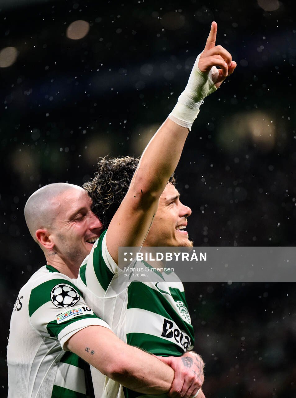 Maximiliano Araújo of Sporting celebrates