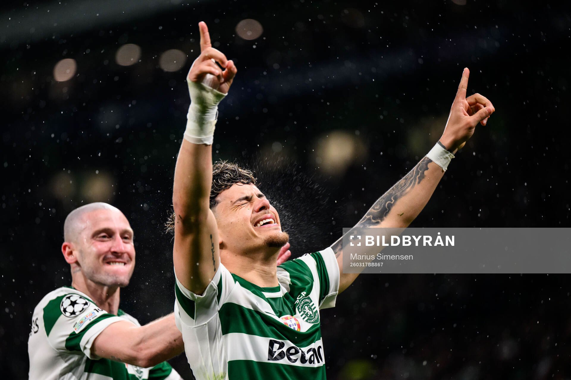 Maximiliano Araújo of Sporting celebrates