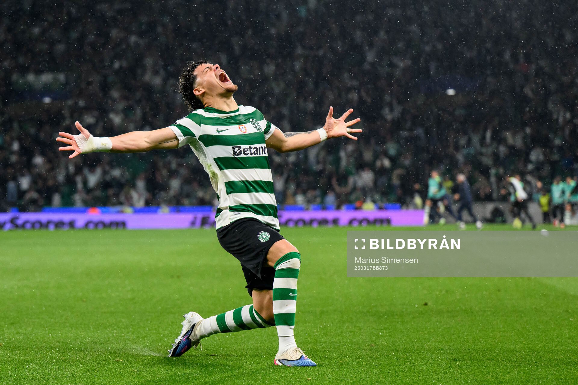 Maximiliano Araújo of Sporting celebrates