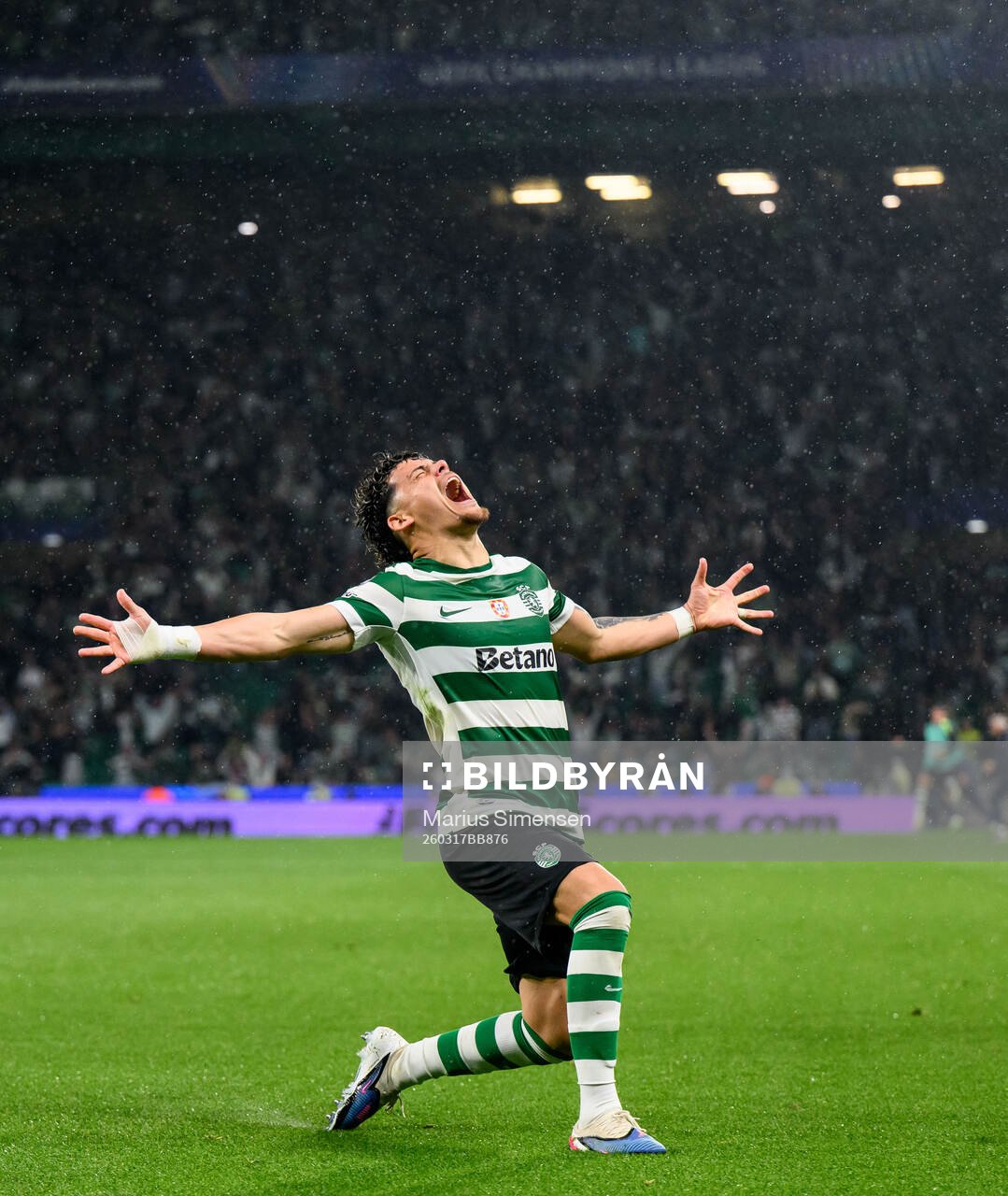 Maximiliano Araújo of Sporting celebrates