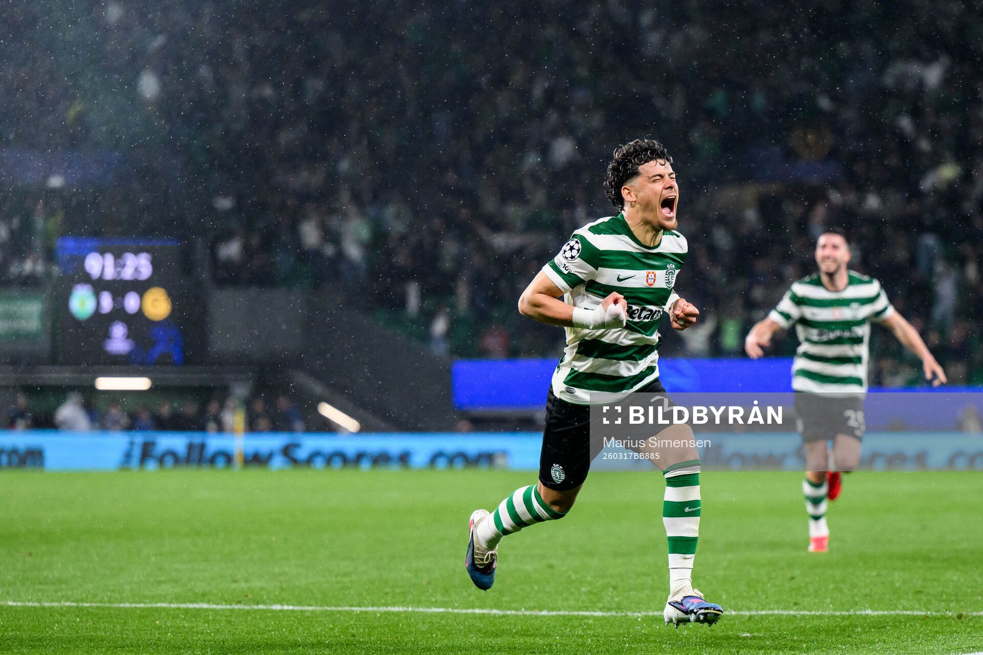 Maximiliano Araújo of Sporting celebrates