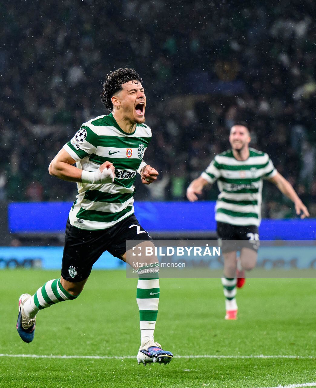 Maximiliano Araújo of Sporting celebrates