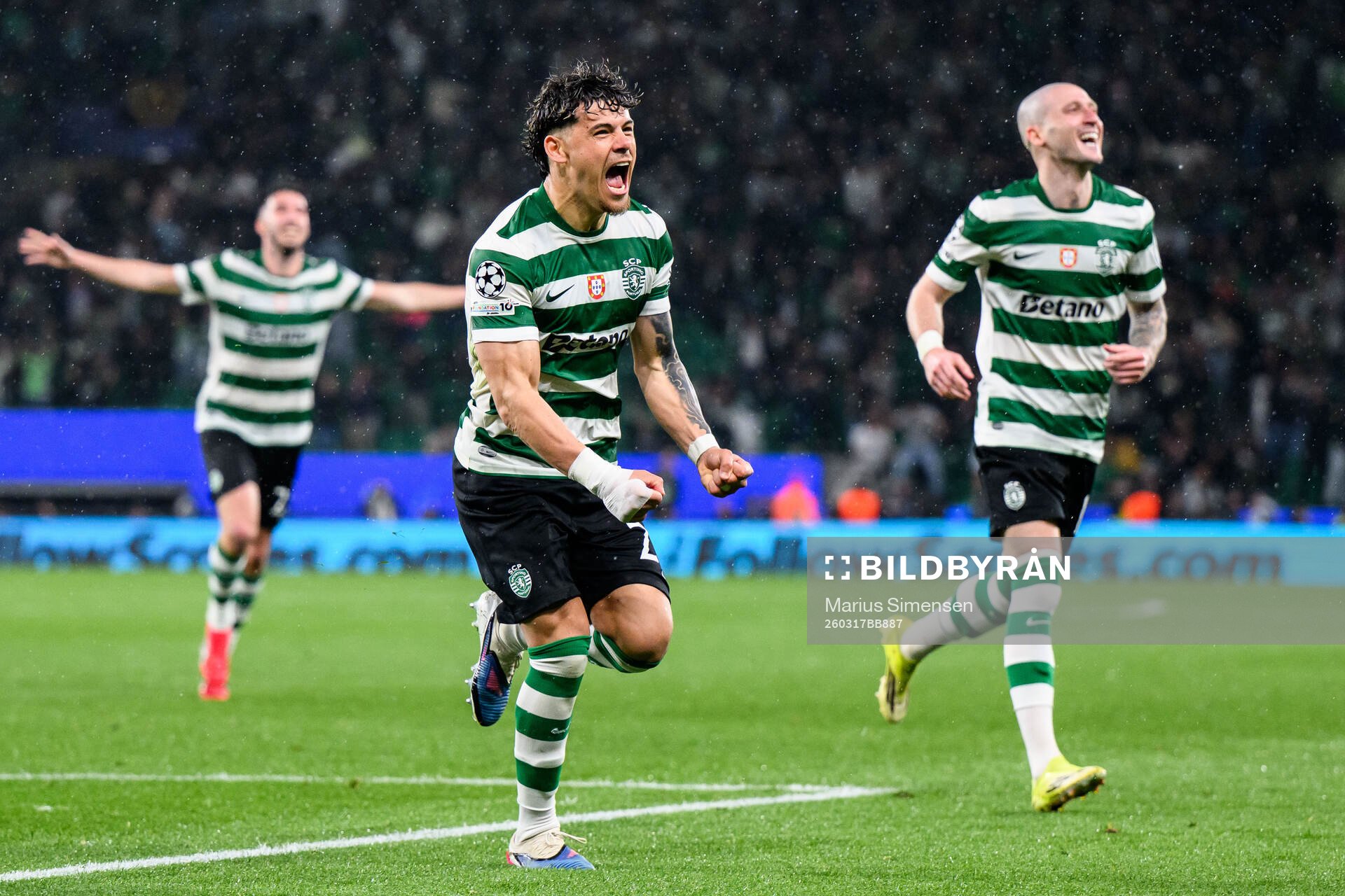 Maximiliano Araújo of Sporting celebrates