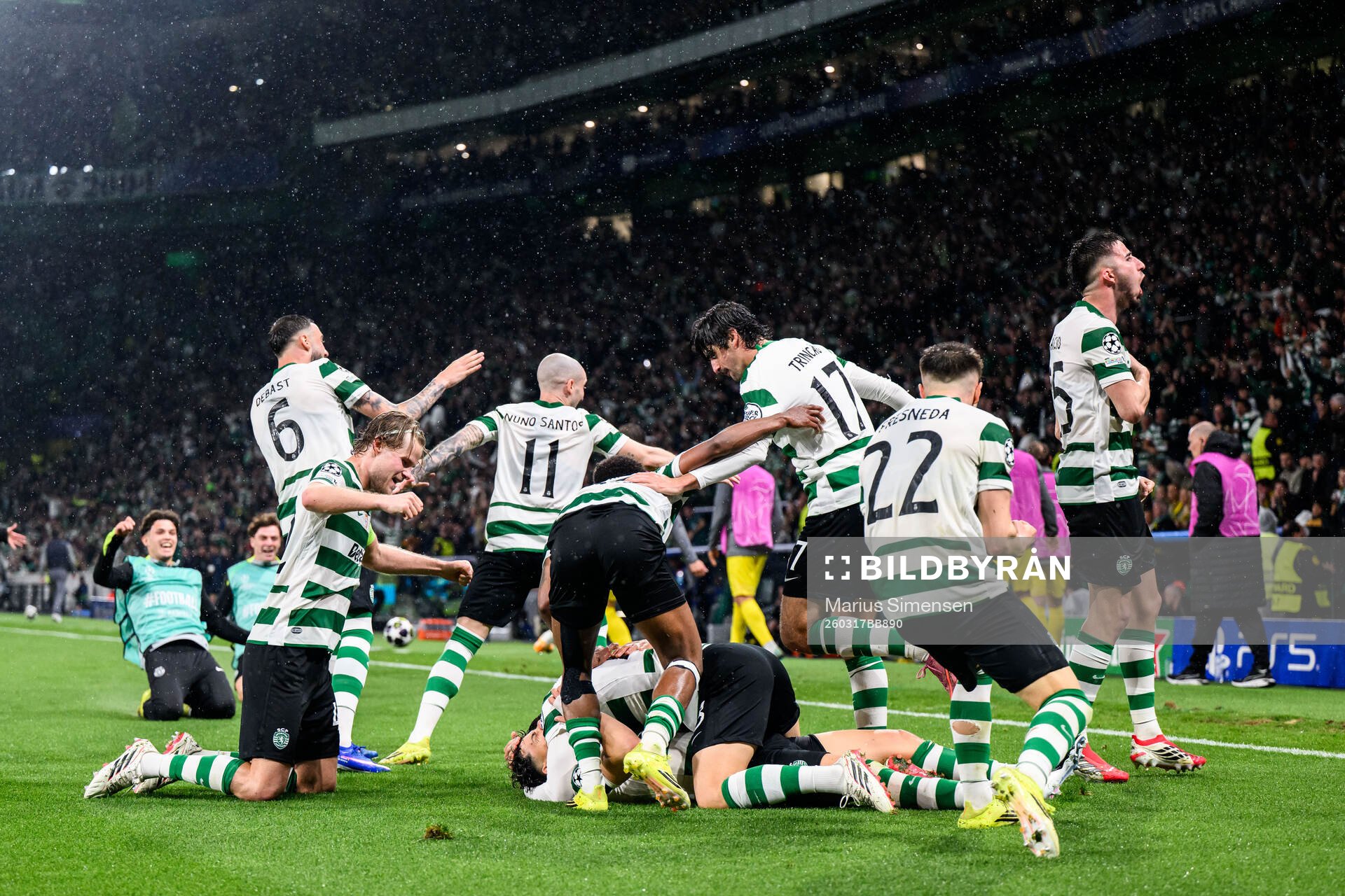 Maximiliano Araújo of Sporting celebrate with team mates