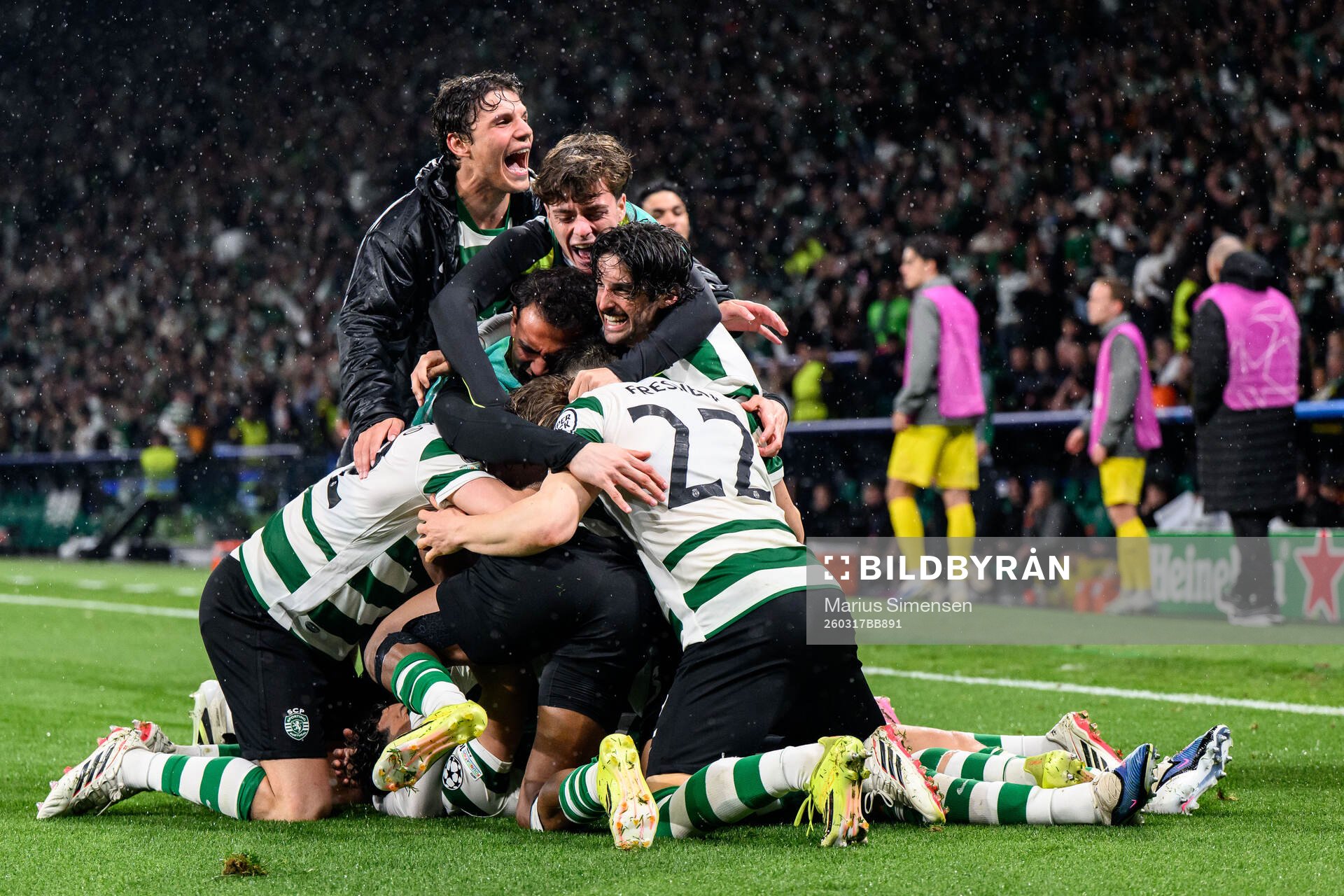 Maximiliano Araújo of Sporting celebrate with team mates