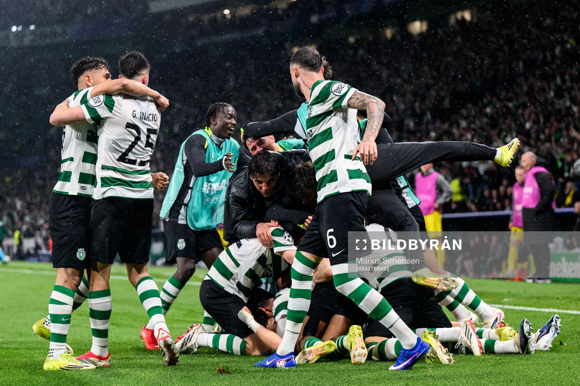 Maximiliano Araújo of Sporting celebrate with team mates