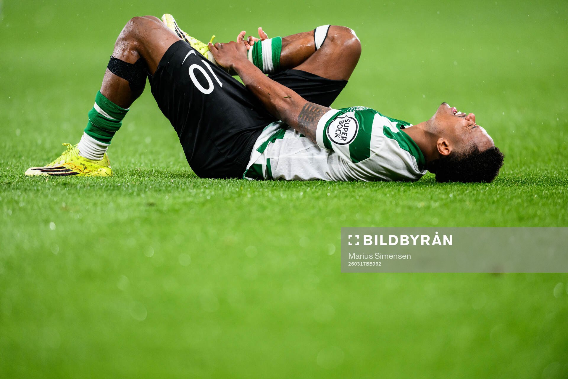 Geny Catamo of Sporting in pain