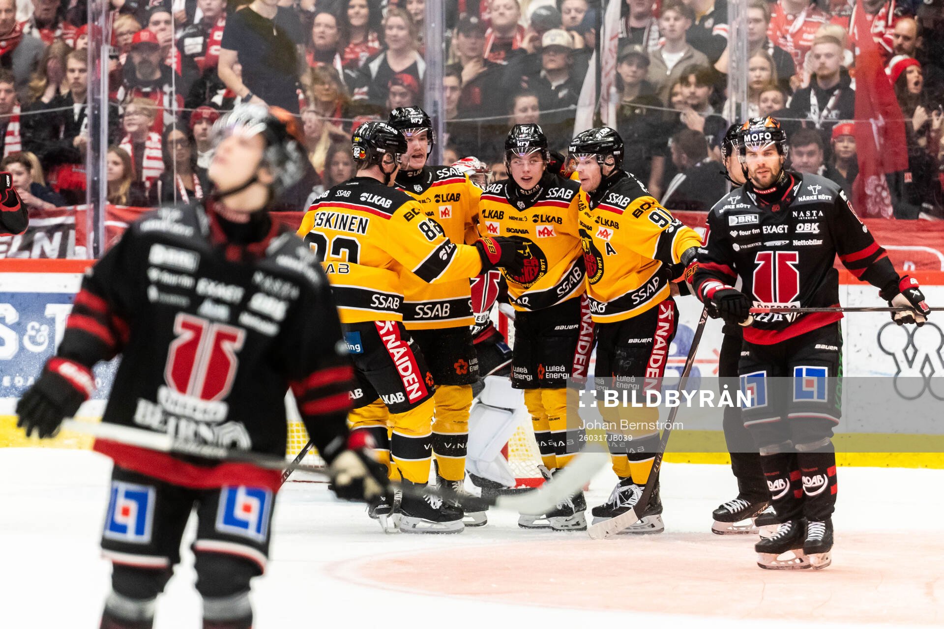 Luleås Isac Hedqvist jublar med lagkamrater vid 1-4 målet