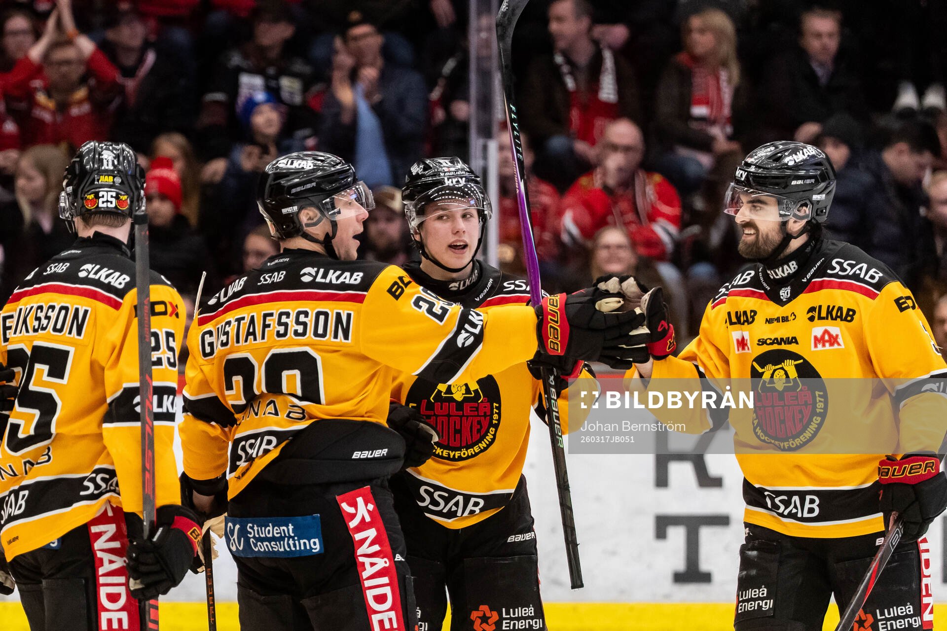 Luleås Erik Gustafsson jublar med lagkamrater