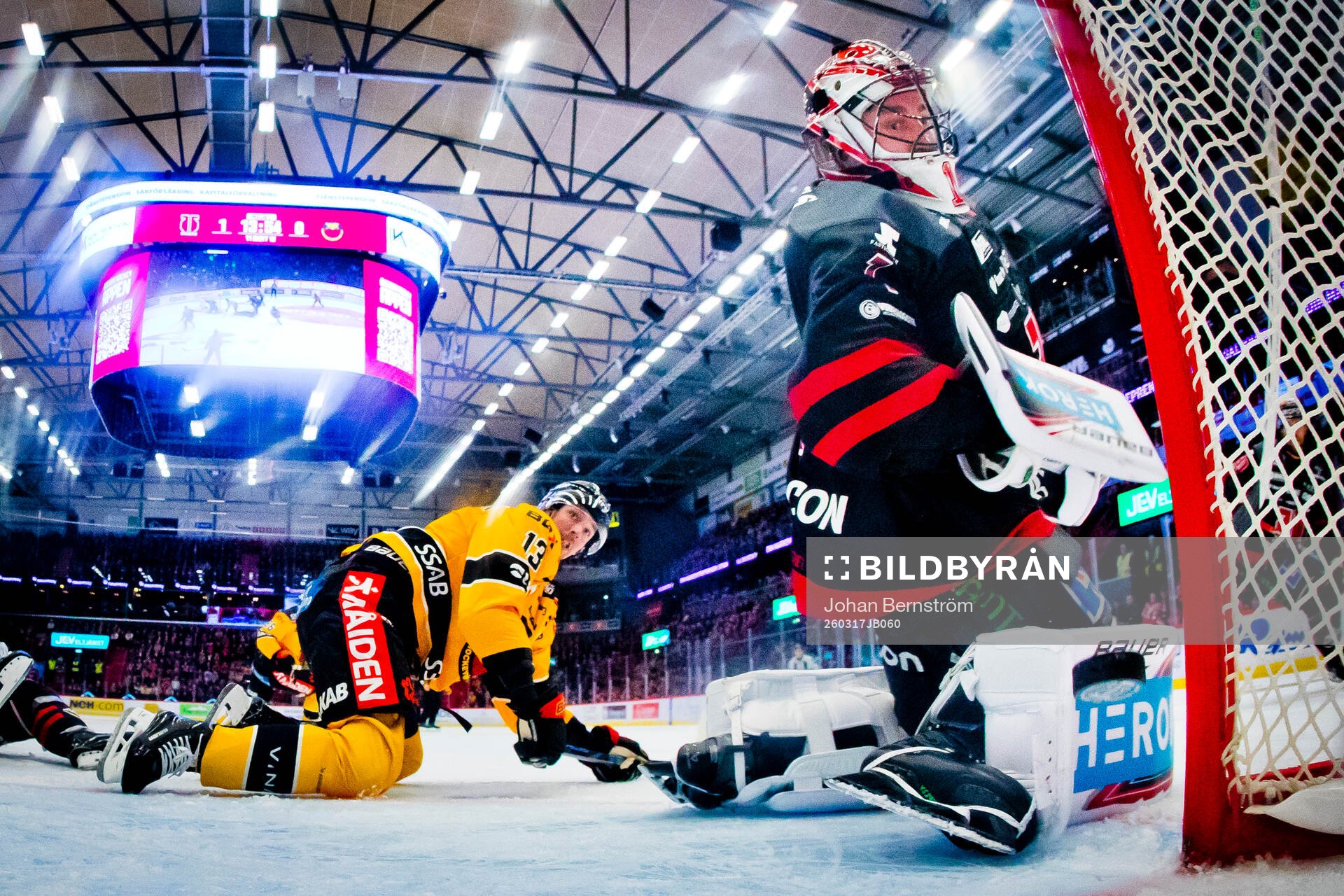 Örebros målvakt Jhonas Enroth ser 1-1 pucken gå in