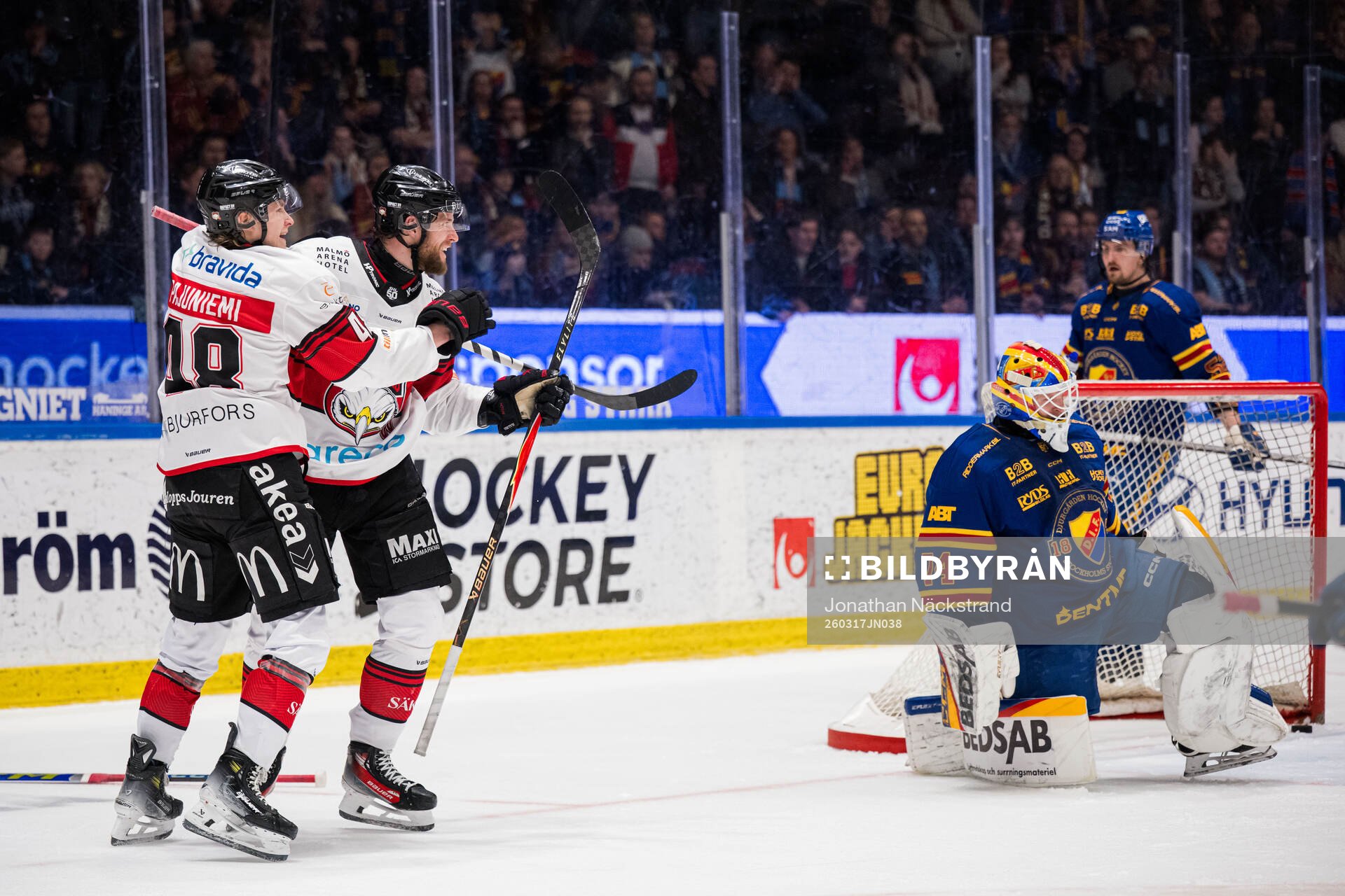 Malmö Redhawks Carl Persson jublar med Lauri Pajuniemi