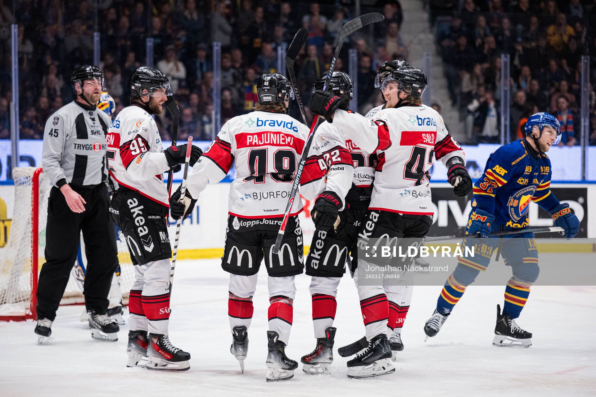 Malmö Redhawks Carl Persson jublar med lagkamrater