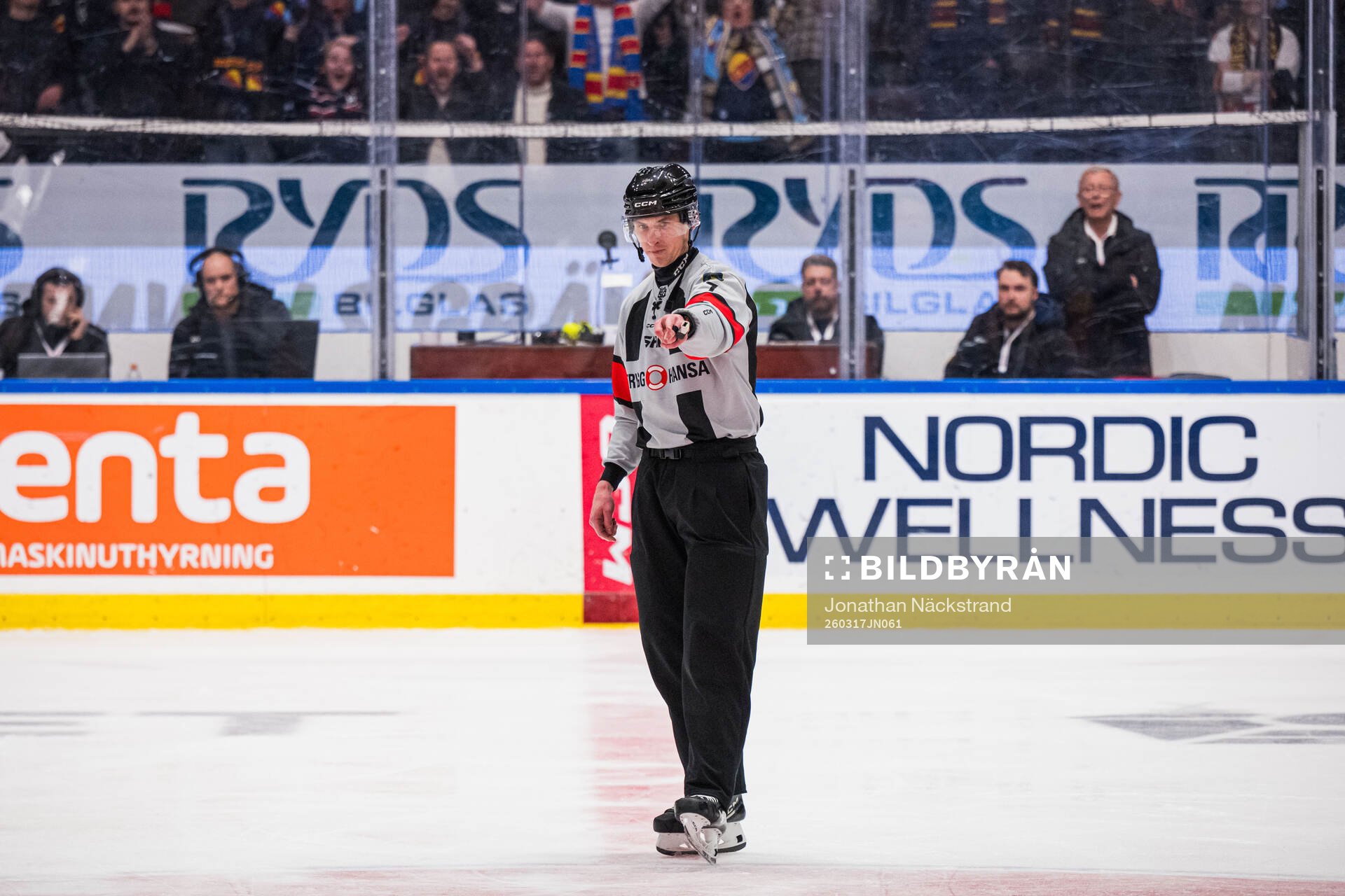Domare Christoffer Holm tecknar för mål 3-2