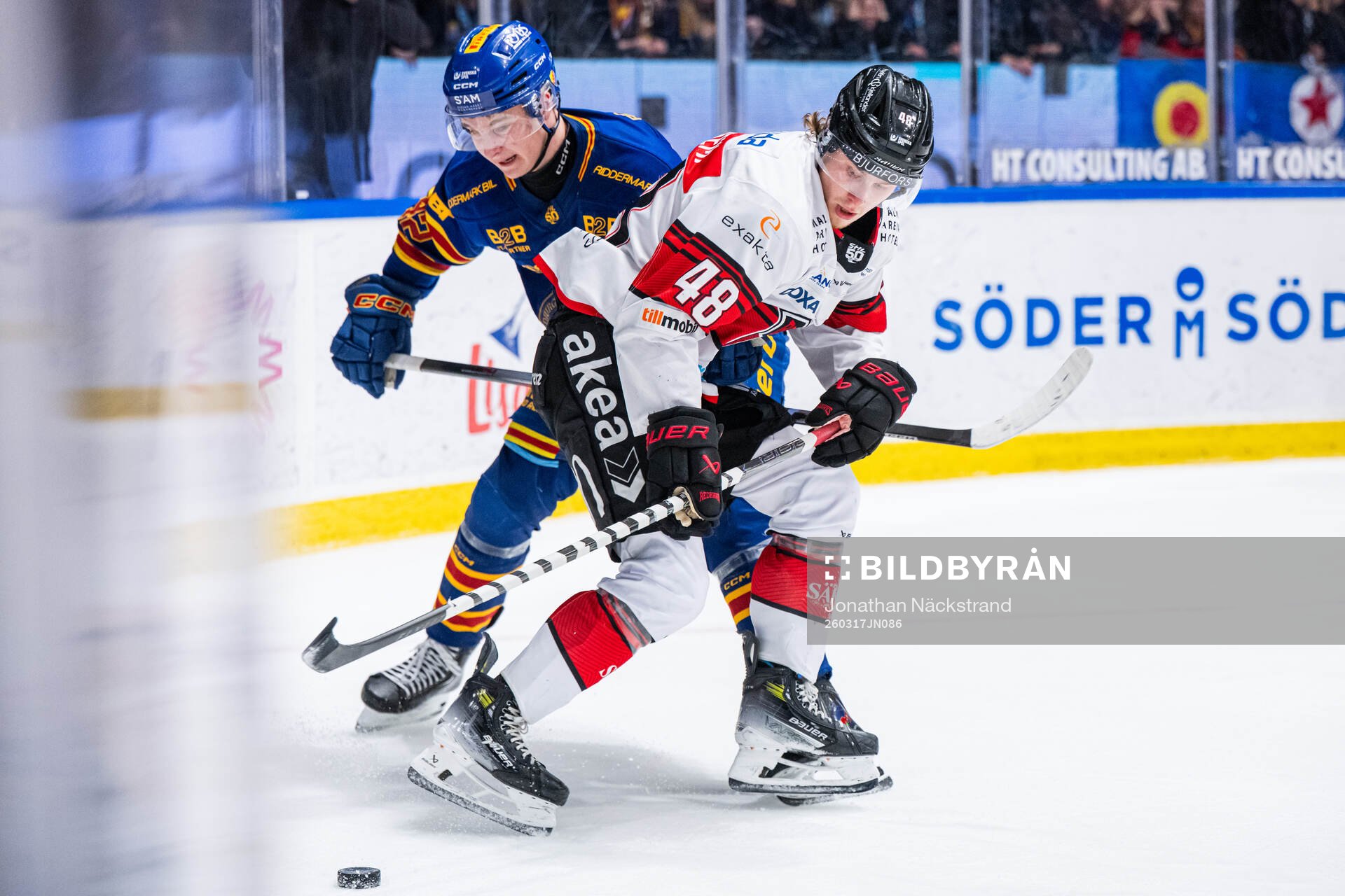 Djurgårdens Theo Stockselius och Malmö Redhawks Lauri