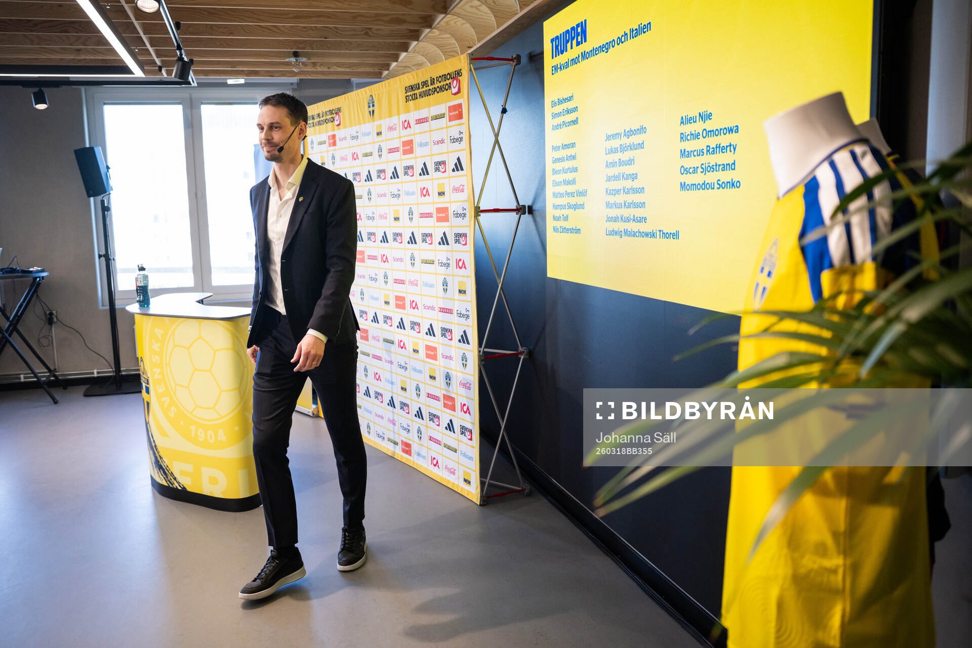 Head coach Daniel Bäckström of the Swedish