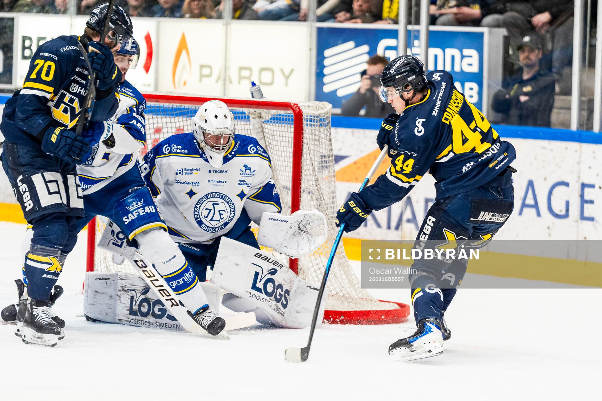 Leksands målvakt Filip Larsson och HV71s Hugo Fransson