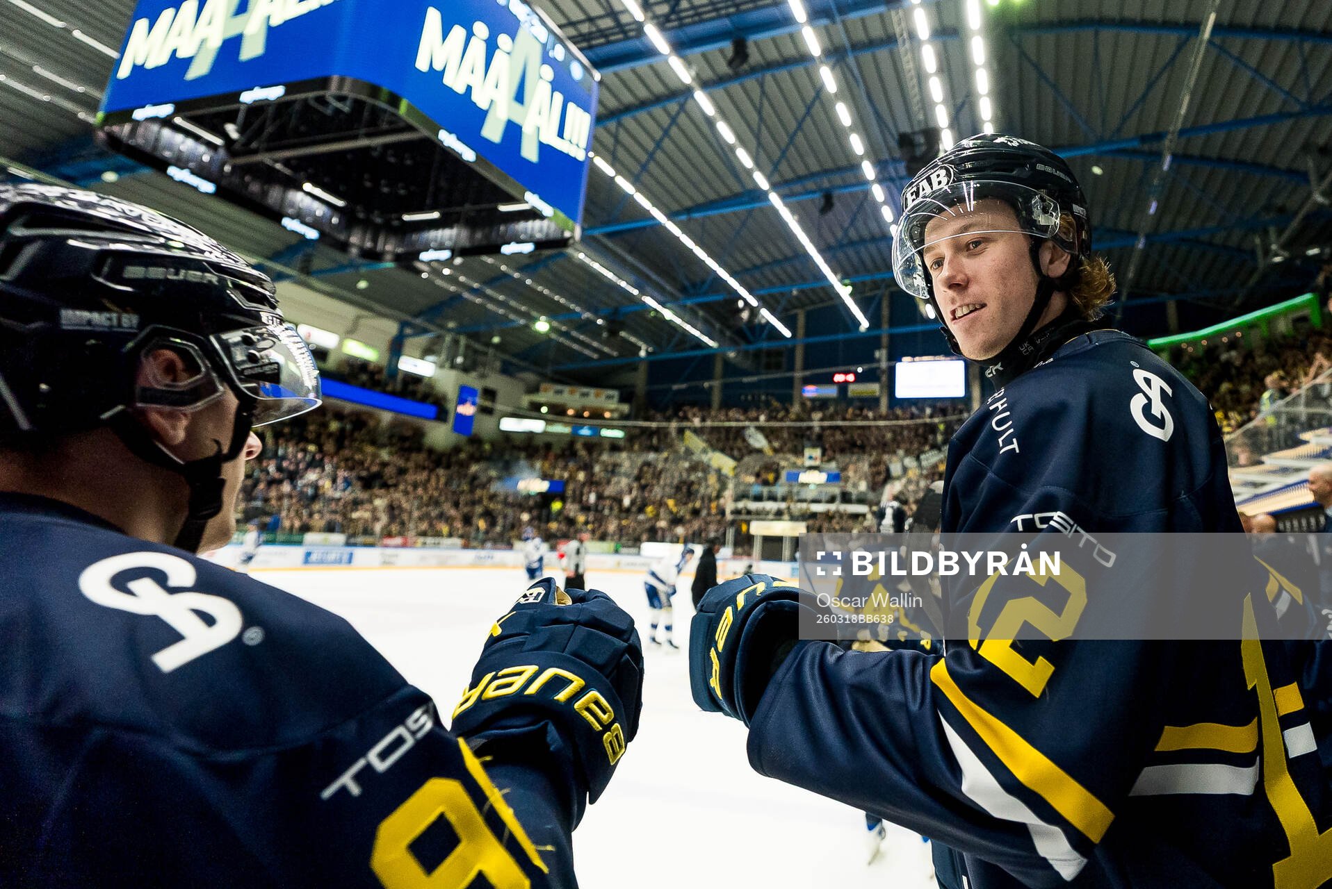HV71s Nikola Pasic och Wille Magnertoft jublar