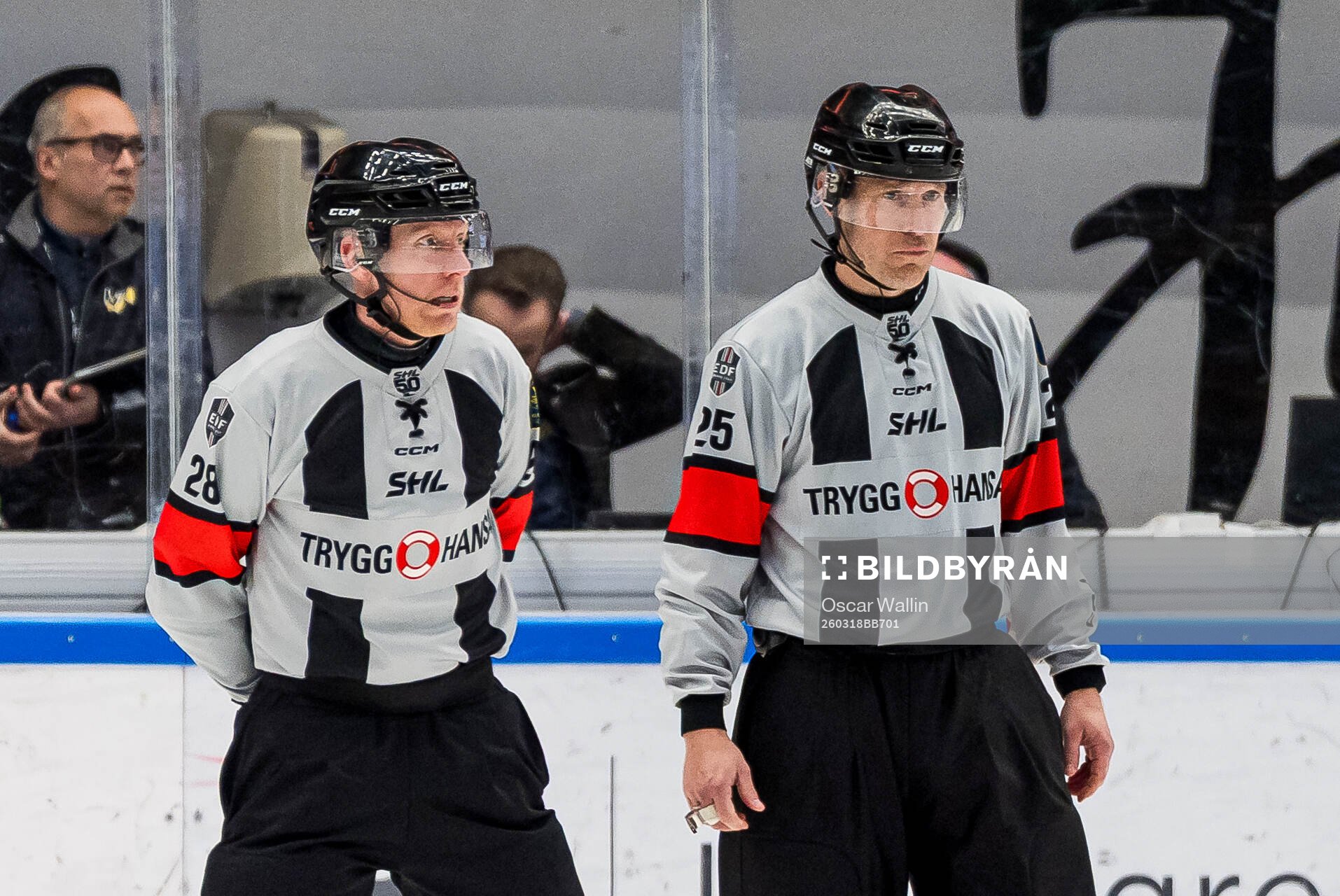 Domare Mikael Holm och Tobias Björk