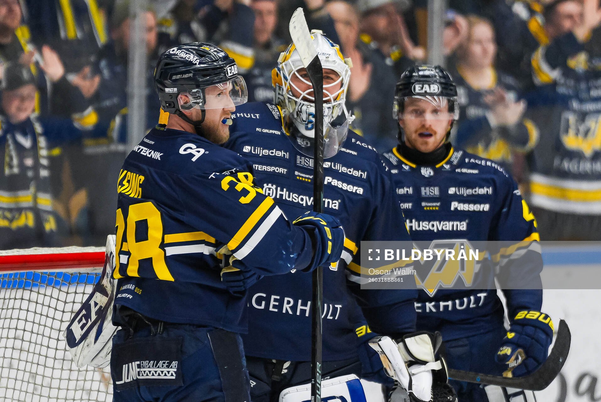 HV71s Justin Glenn Kloos och målvakt Felix Sandström