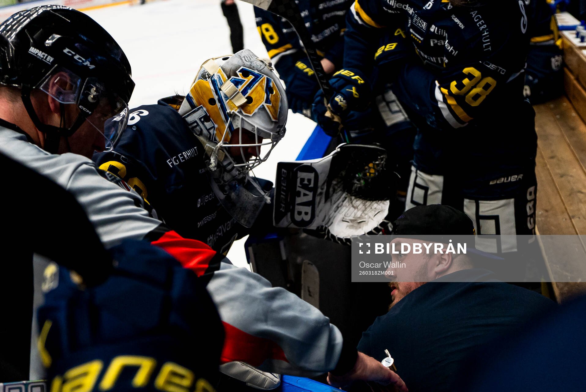 HV71s målvakt Felix Sandström får hjälp av