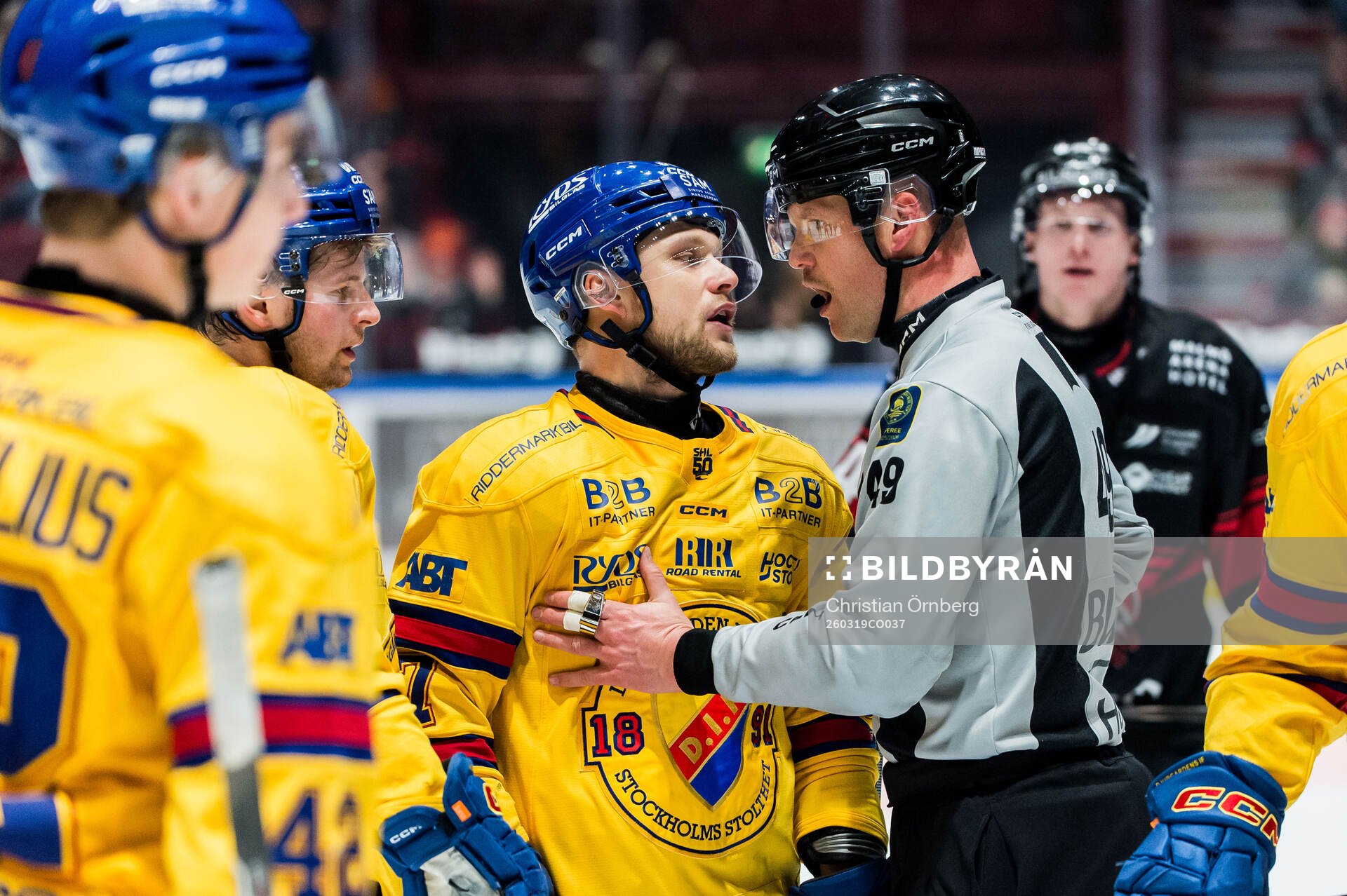 Djurgårdens Jesper Pettersson och linjedomare Ludvig