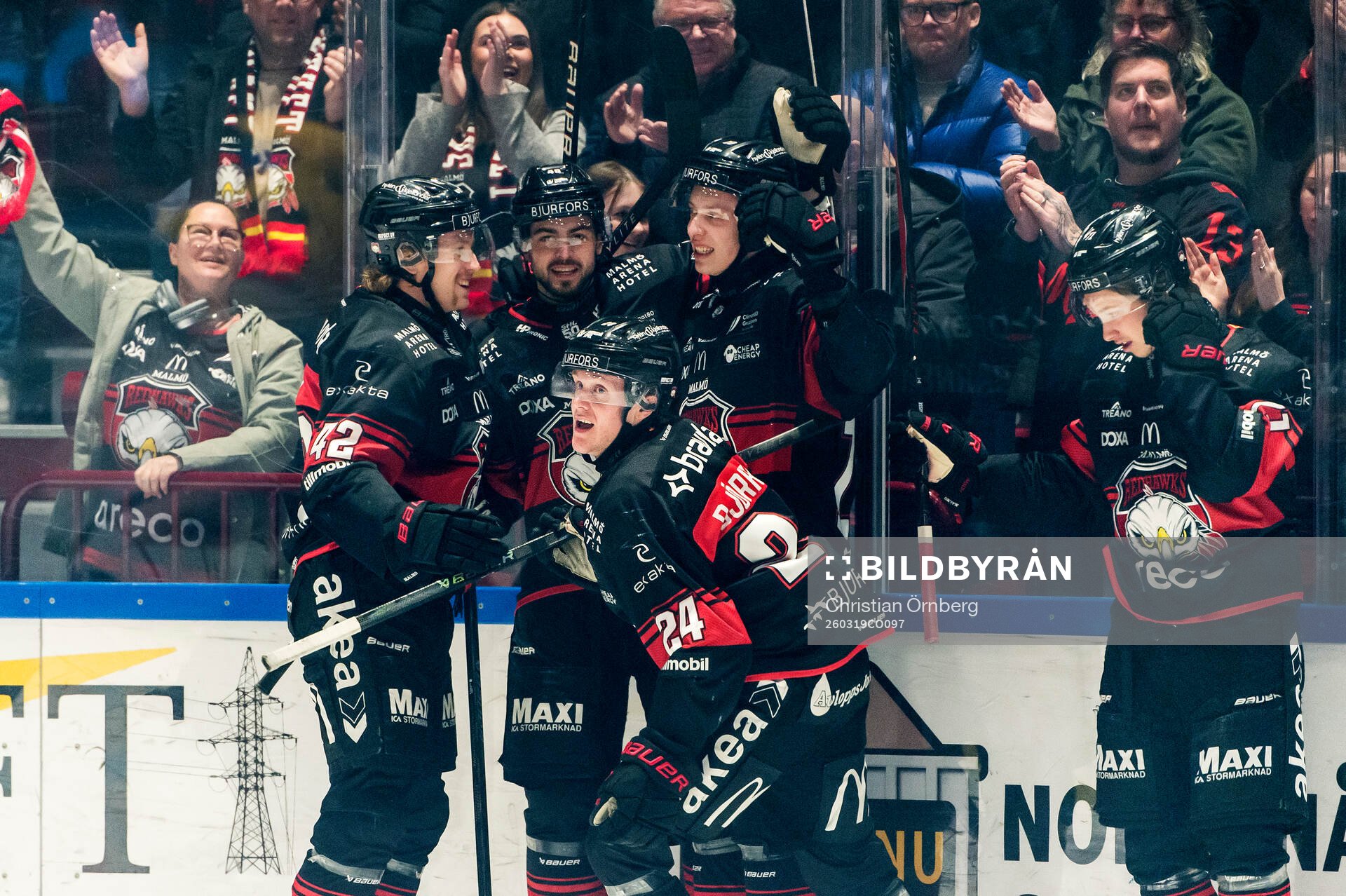 Malmö Redhawks Filip Björkman jublar med lagkamraterna