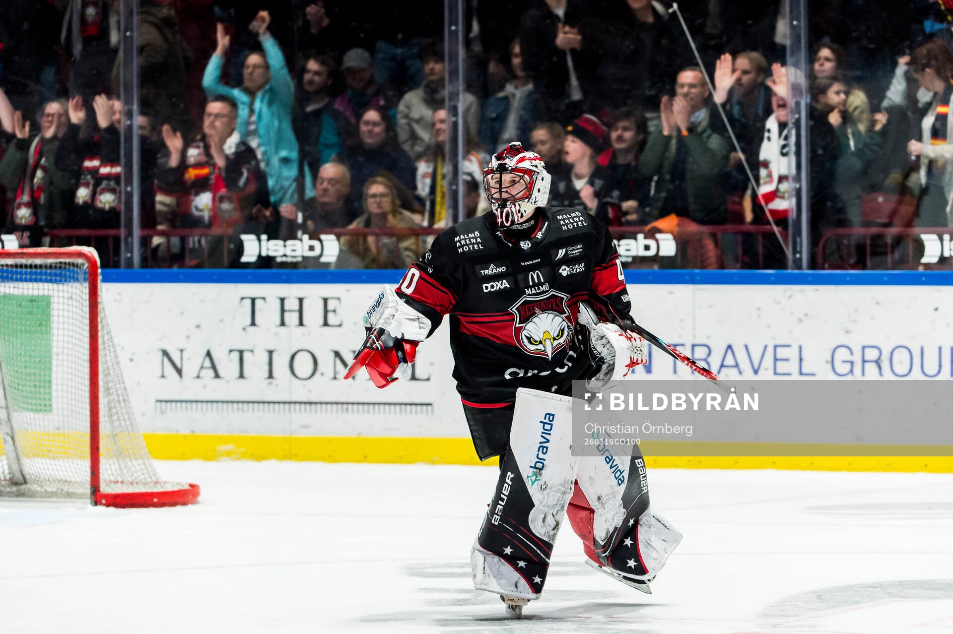 Malmö Redhawks målvakt Oskar Blomgren jublar