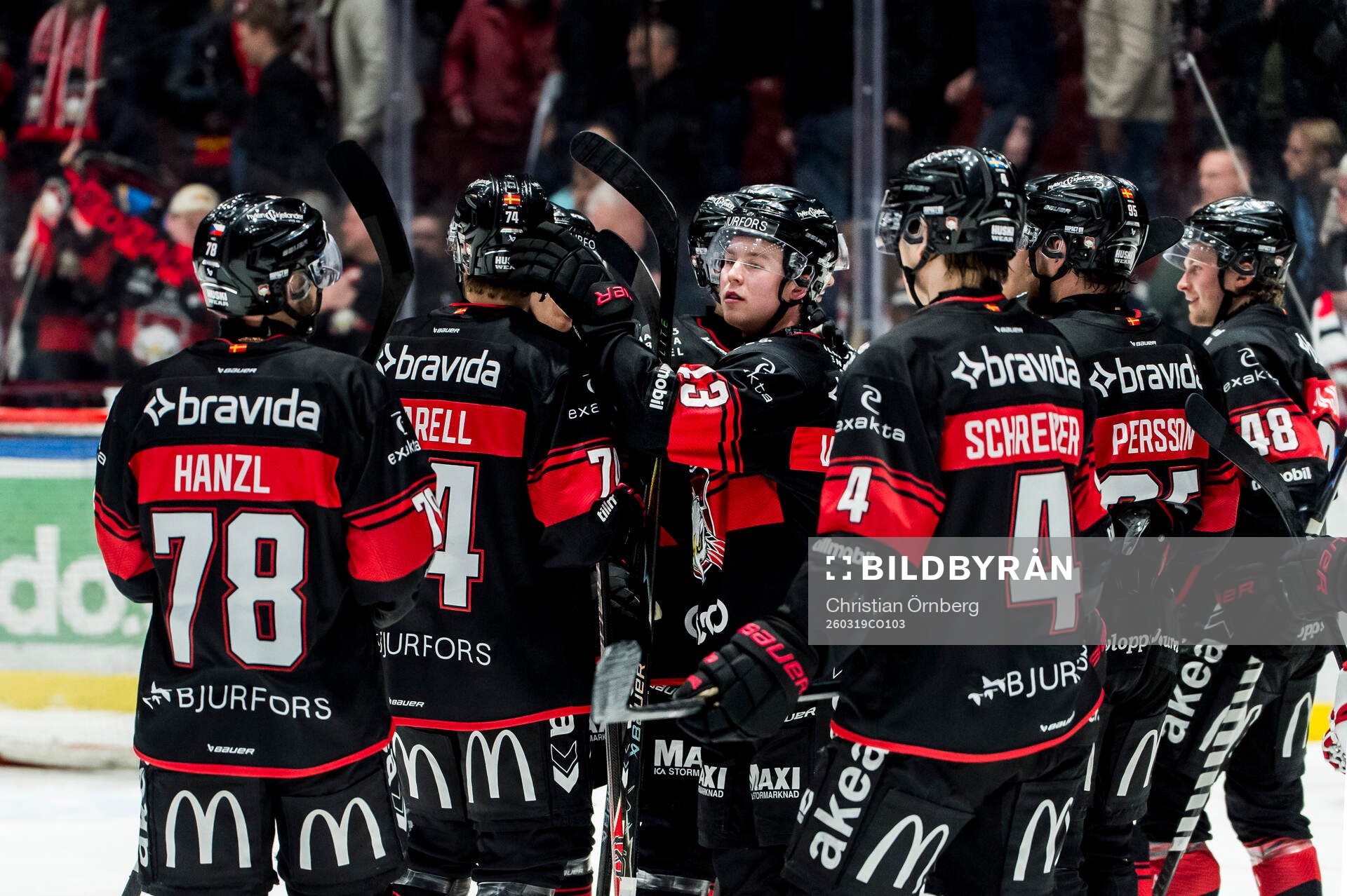 Malmö Redhawks Petter Vesterheim jublar med lagkamraterna