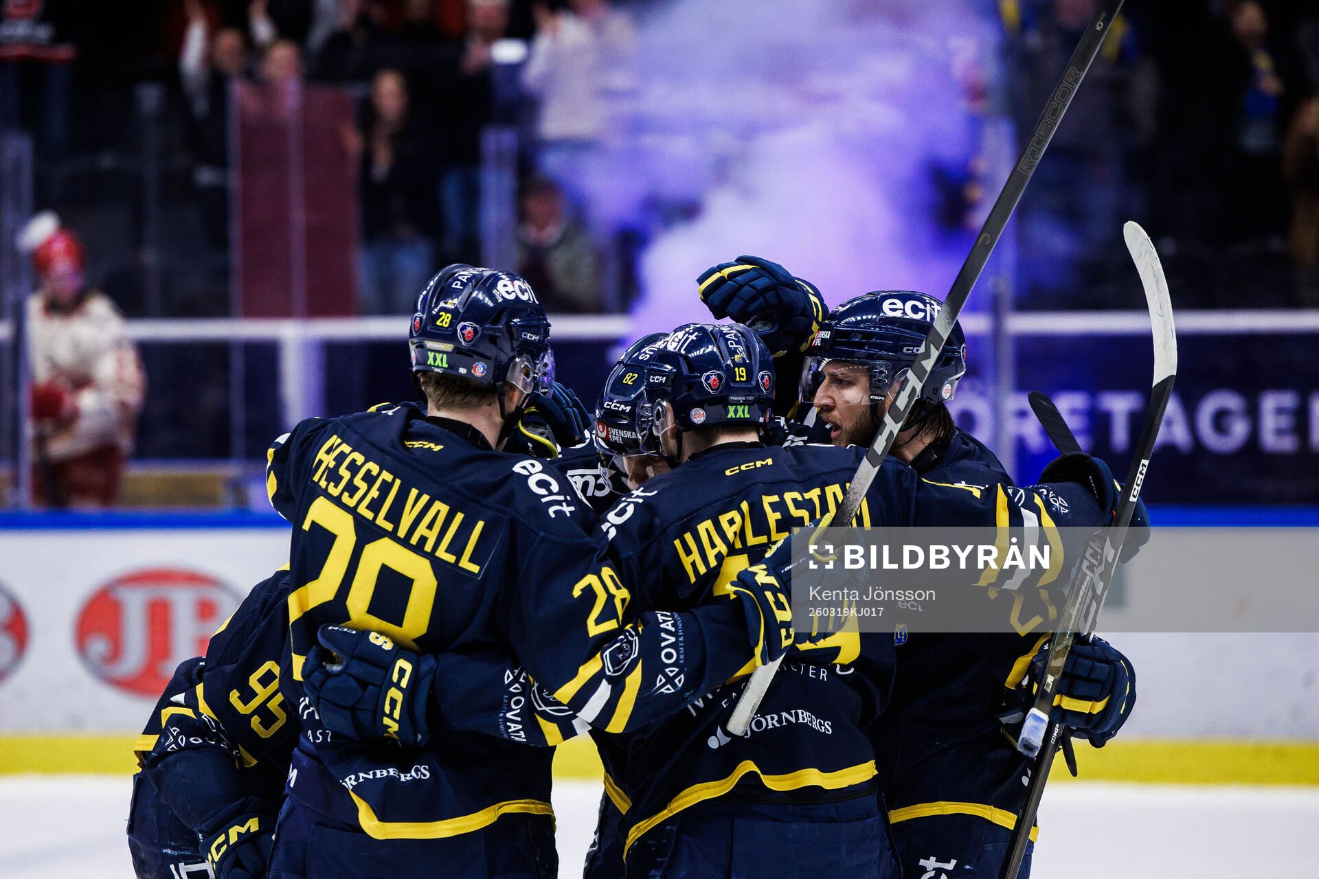 Södertäljes Roope Laavainen jublar med lagkamrater