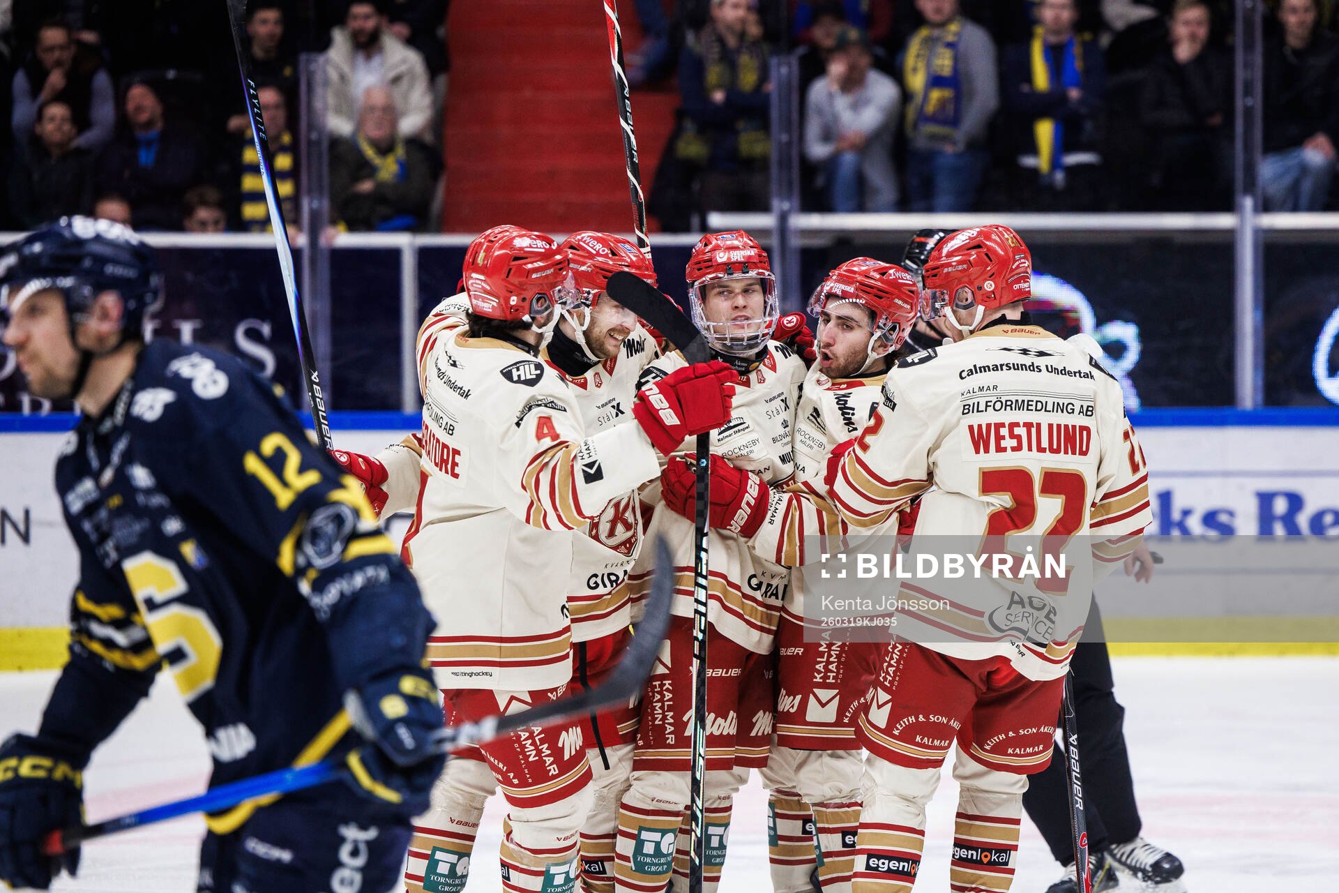 Kalmars Valdemar Johansson jublar med lagkamrater
