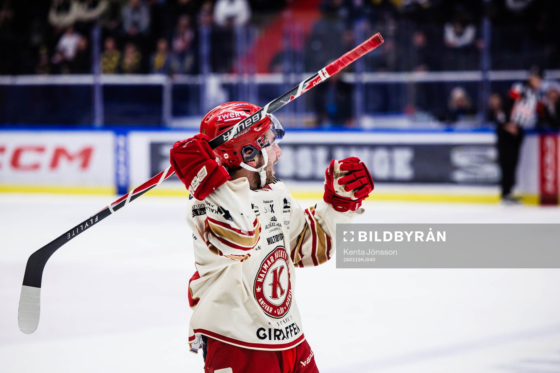 Kalmars George Diaco jublar mot Södertäljes supportrar