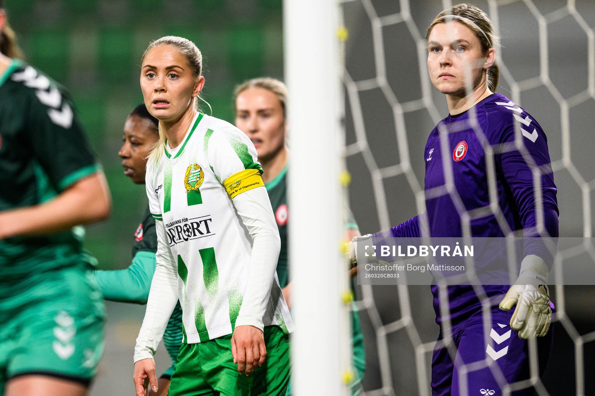 Hammarbys Alice Carlsson och Kristianstads målvakt Moa