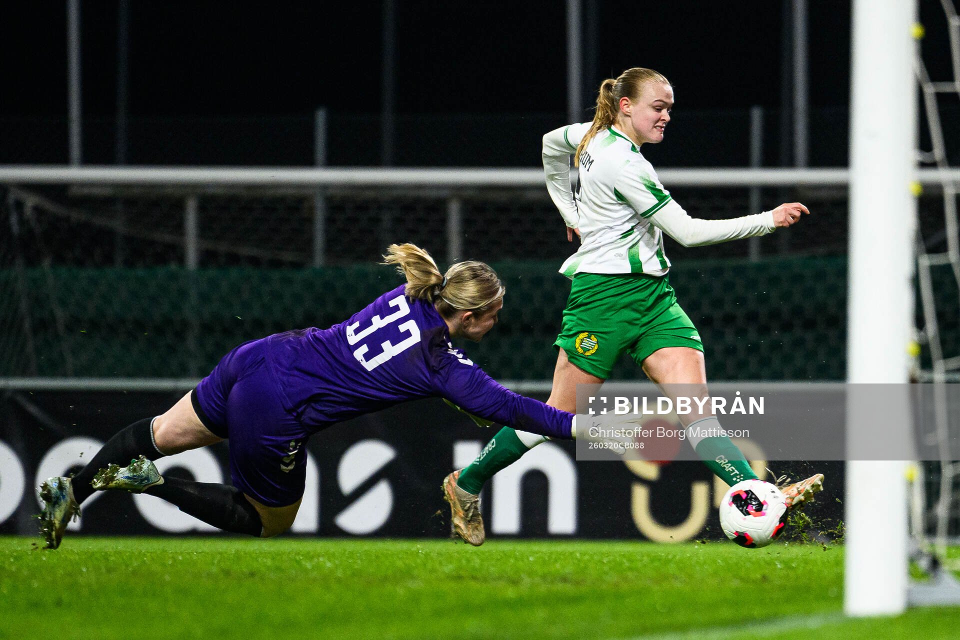 Kristianstads målvakt Moa Olsson och Hammarbys Elin Sørum