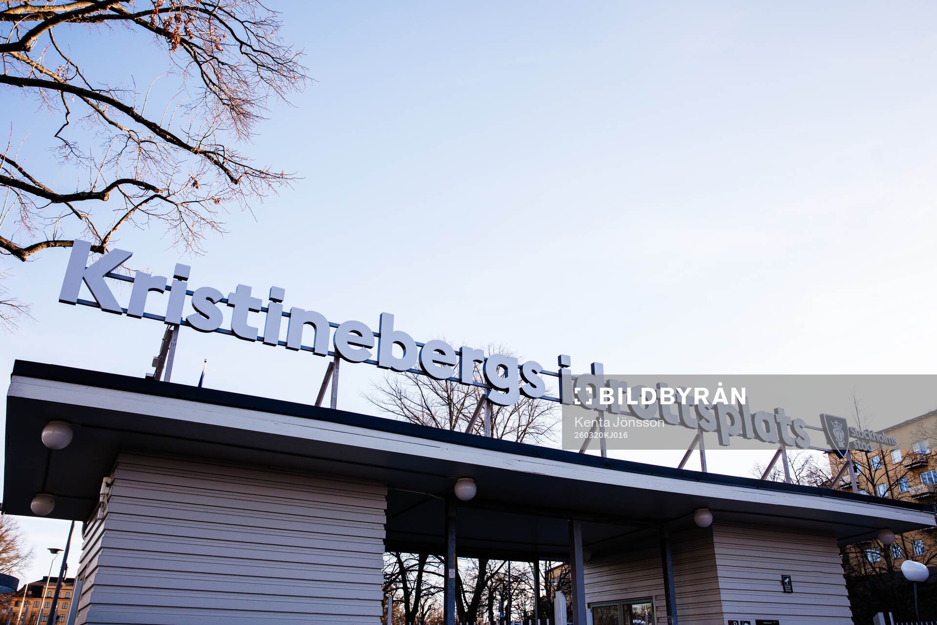 En skyllt på huvudentrén till Kristinebergs IP