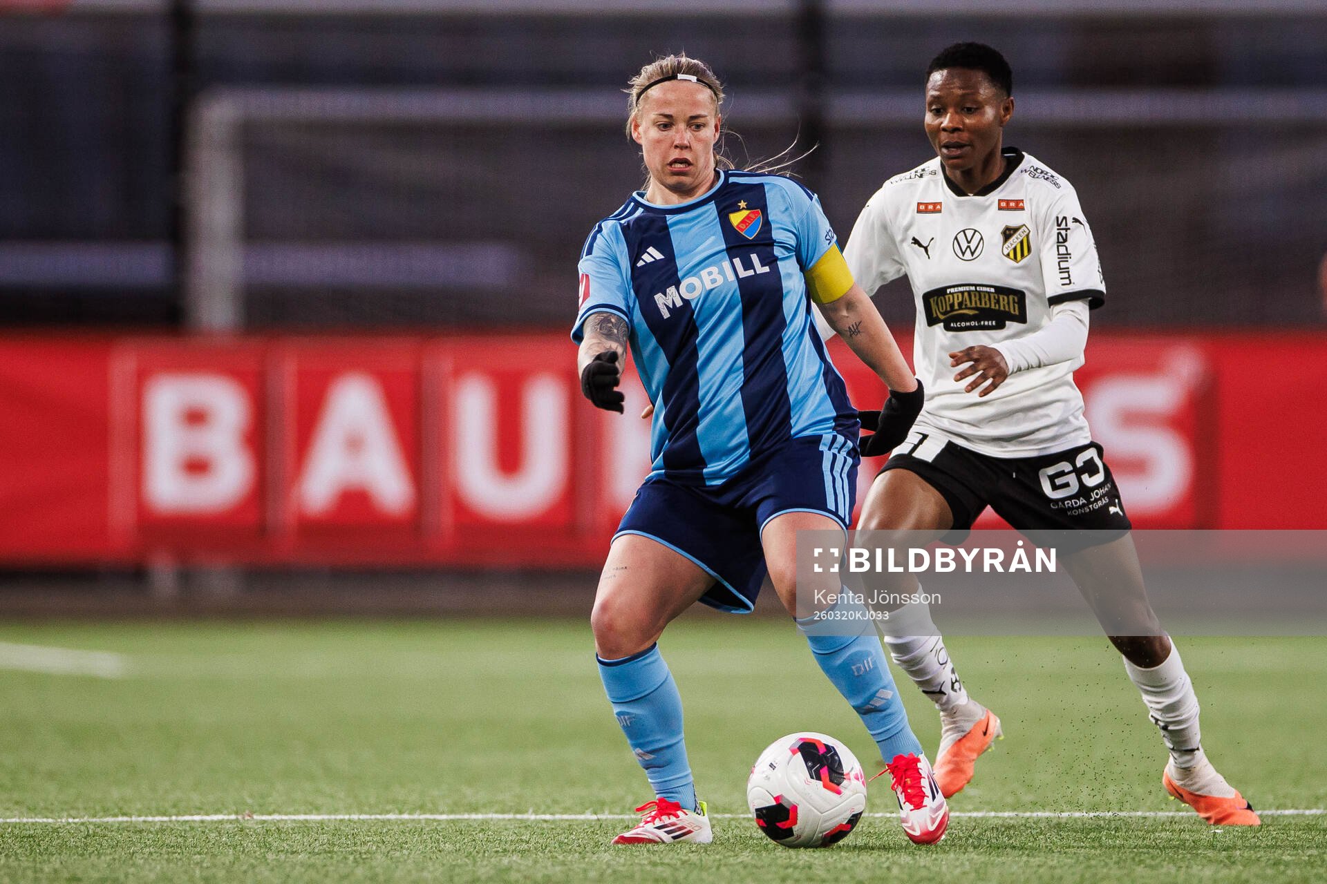 Djurgårdens Therese Åsland och Häckens Halimatu Ibrahim