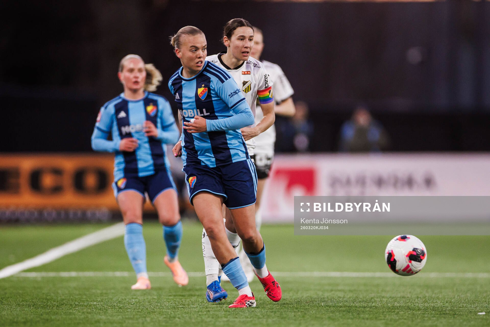 Djurgårdens Elin Westlund och Häckens Tabby Tindell