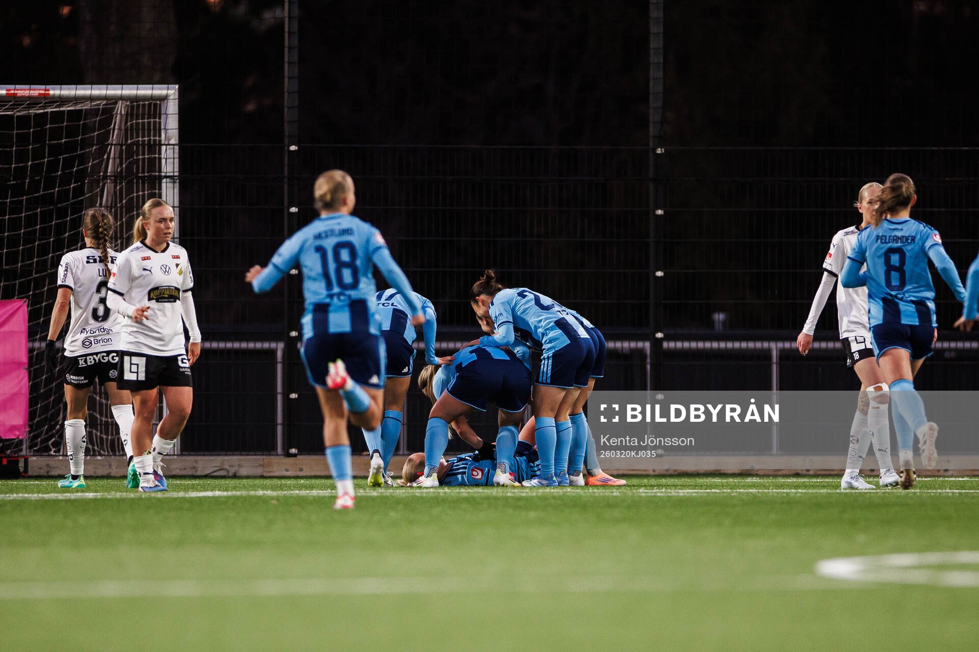 Djurgårdens Maria Olafsdottir Gros jublar med lagkamrater